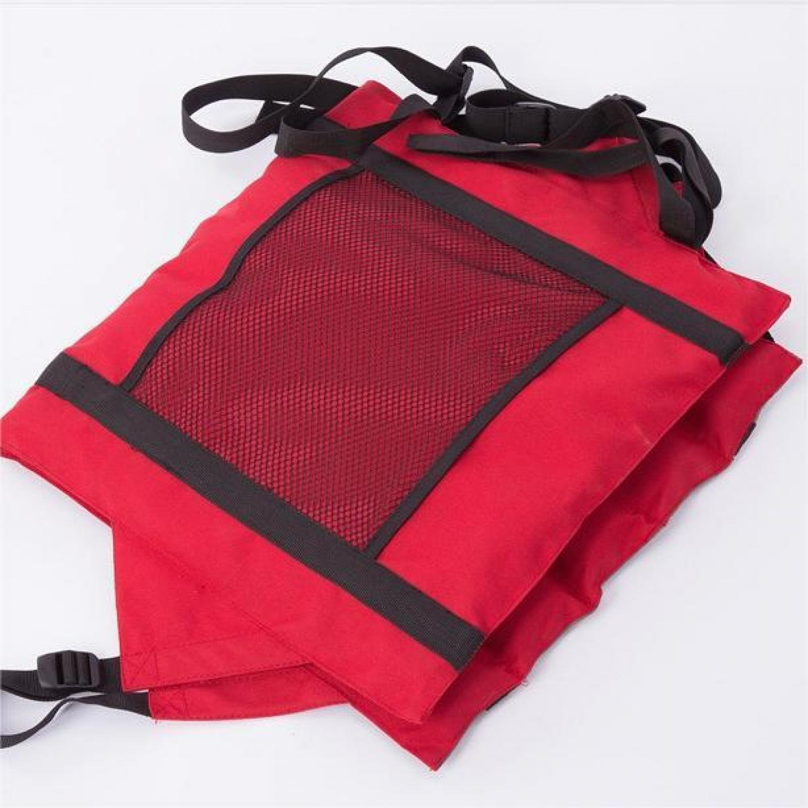 Ein rotes Kissen mit schwarzen Riemen und einer Netztasche liegt auf weißem Hintergrund.