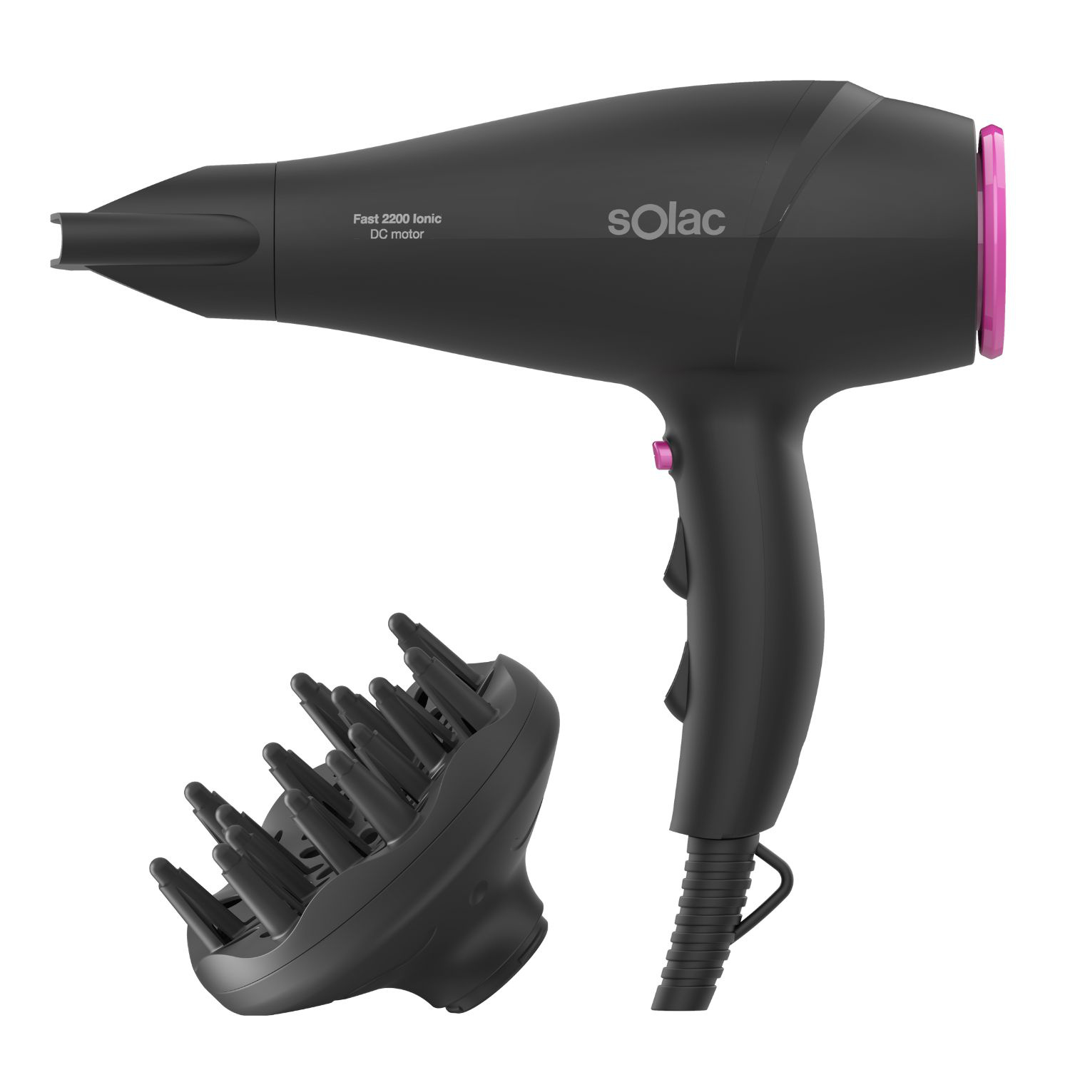 Un secador de pelo Solac negro con detalles rosas y un accesorio sobre un fondo blanco. El secador tiene botones y un cable.