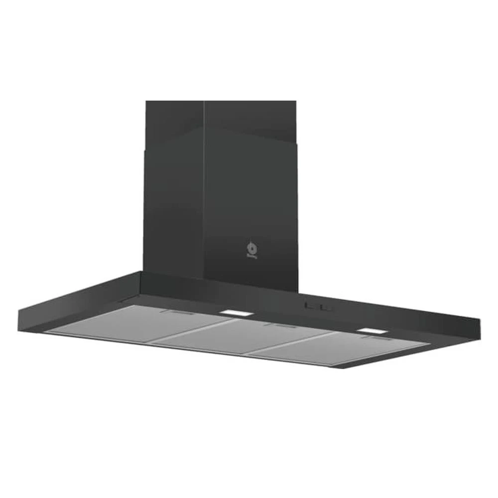 Una cappa nera dal design rettangolare è mostrata, con un componente a forma di camino. È posizionata su uno sfondo bianco.