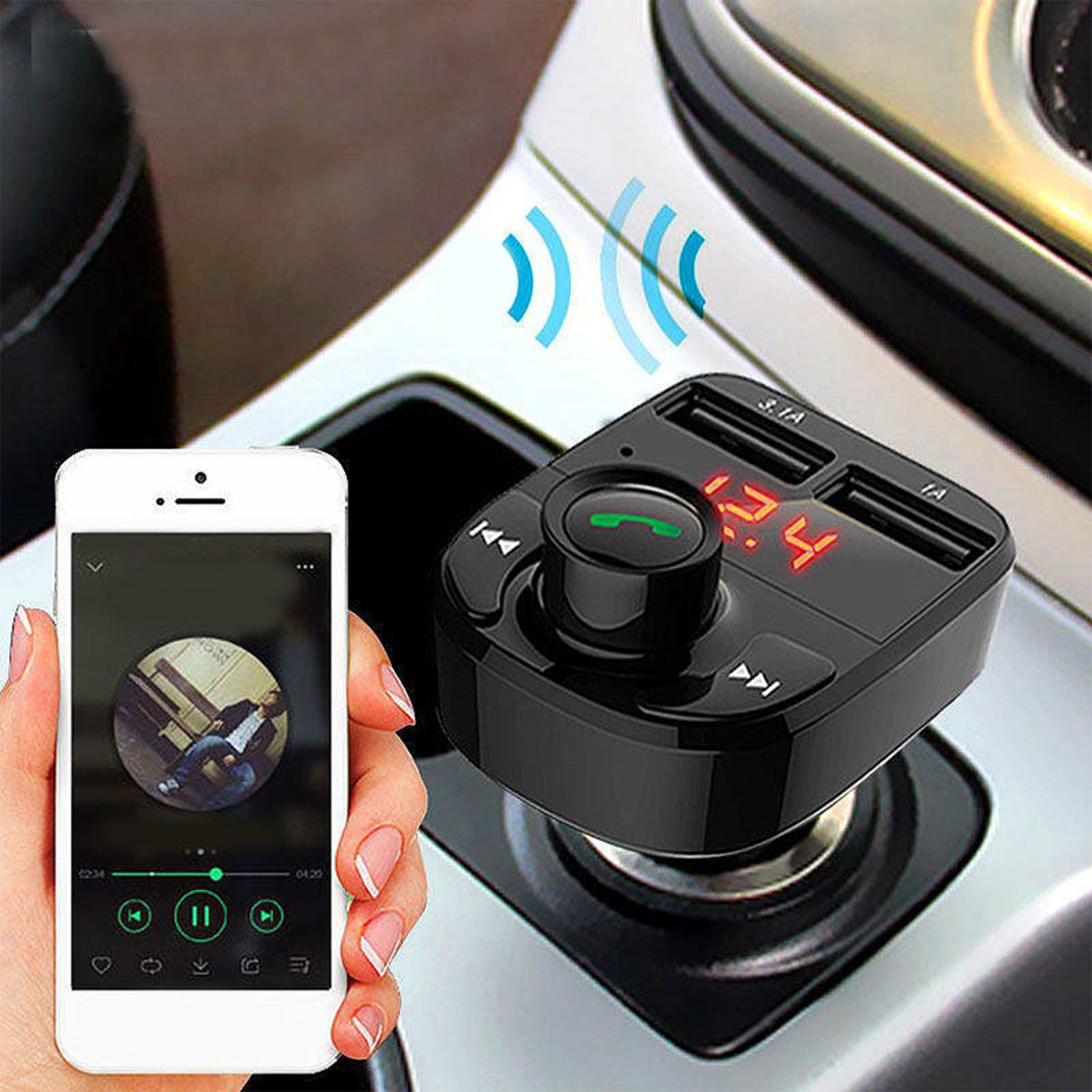 Eine Hand, die ein Telefon mit Musik-App hält, ein Autoladegerät mit roter Anzeige und WLAN-Symbolen in einem Auto.