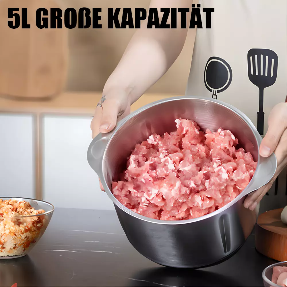Eine Person hält eine große Metallschüssel mit rohem, rosa Hackfleisch. Links befindet sich eine kleinere Glasschüssel mit Essen.