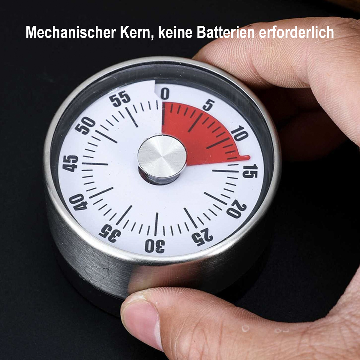 Eine Hand hält einen mechanischen Küchentimer. Der Timer ist weiß mit einem roten Abschnitt, der die eingestellte Zeit anzeigt. Zahlen markieren die Minuten.