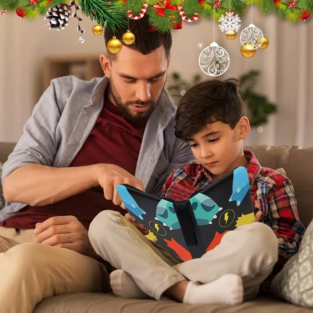 Vater und Sohn lesen gemeinsam ein Buch auf dem Sofa. Weihnachtsdekorationen hängen darüber. Das Buch hat ein Cartoon-Design.