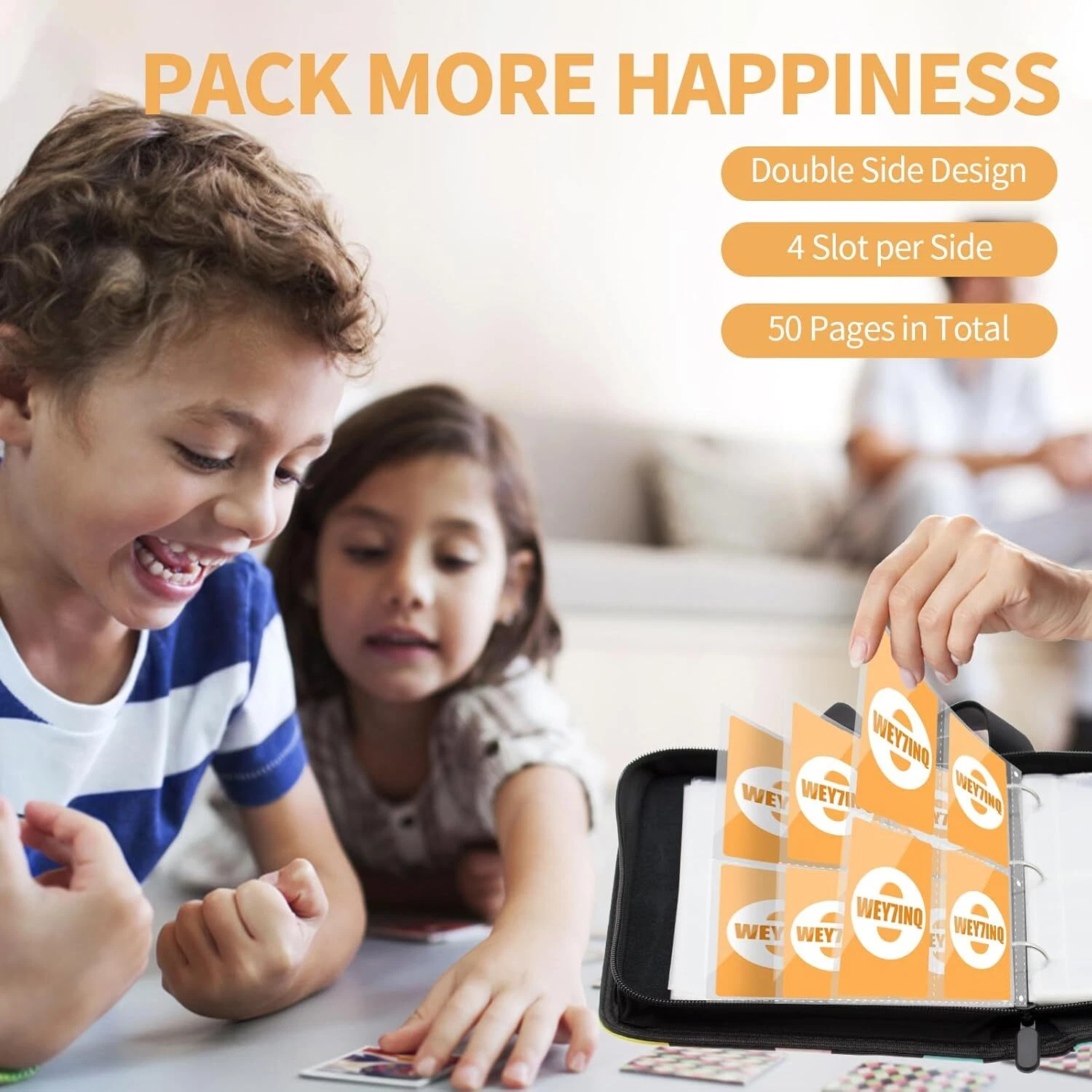 Kinder lächeln und betrachten Karten. Eine Hand hält eine Karte, in der Nähe eines Ordners mit Karten. Text: Pack More Happiness.