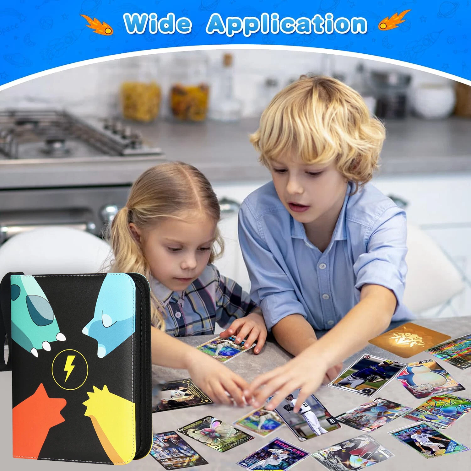 Zwei Kinder spielen Kartenspiele. Links befindet sich ein schwarzer Kartenhalter. Karten sind auf einem Tisch verteilt. Küchenhintergrund.