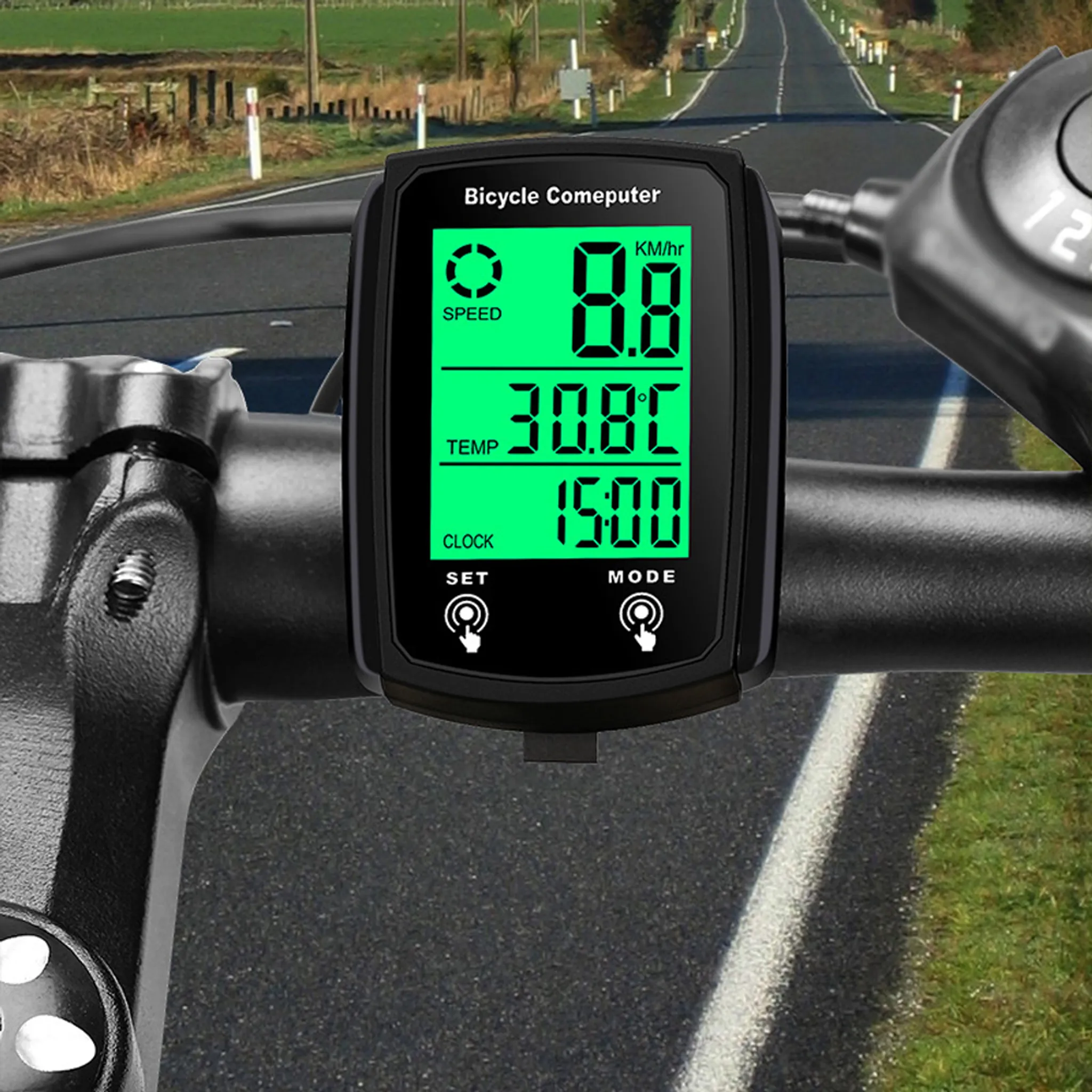 Fahrradcomputer mit Anzeige von Geschwindigkeit, Temperatur und Uhrzeit. Straße im Hintergrund.