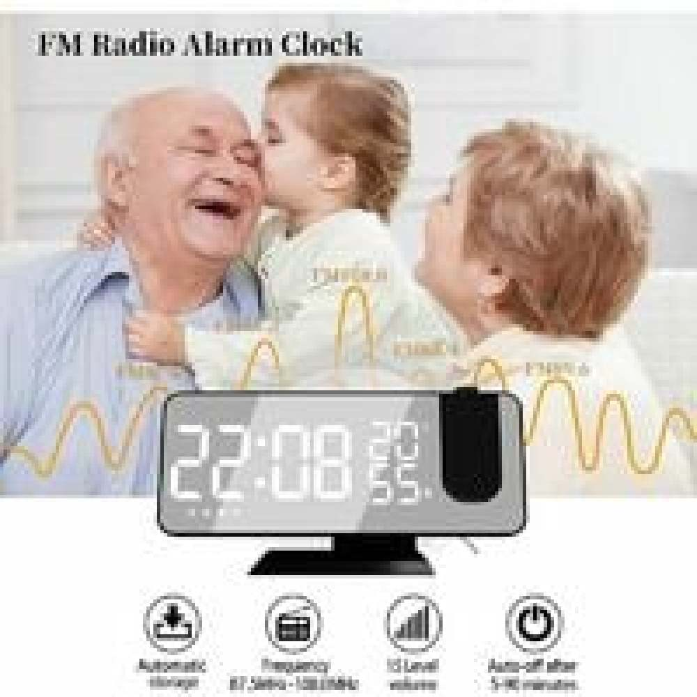 Ein älterer Mann und eine Frau werden von einem Kind geküsst. Darunter befindet sich eine Digitaluhr mit der Uhrzeit. Die Szene ist warm.