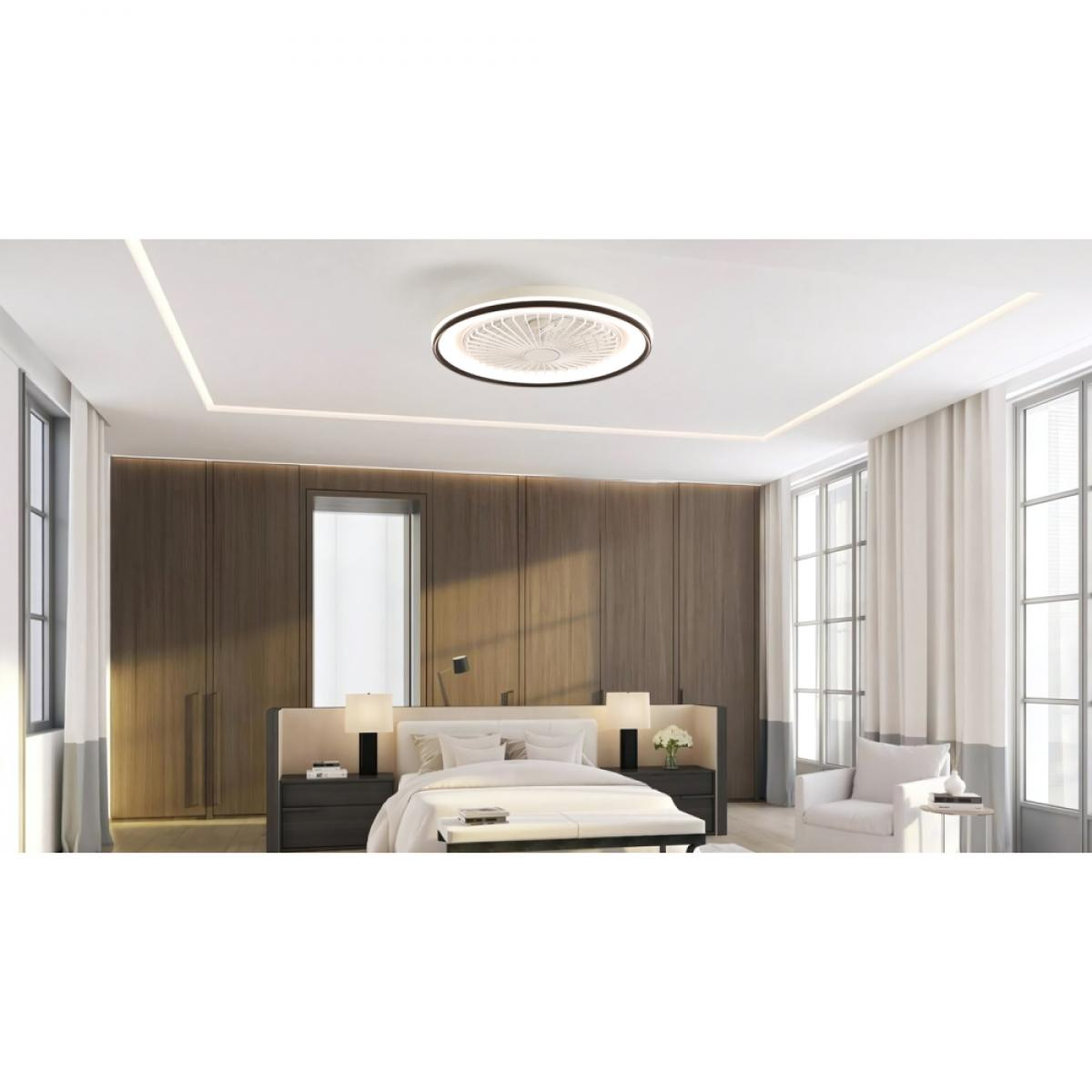 Ein Schlafzimmer mit Deckenventilator. Ein Bett steht im Mittelpunkt, flankiert von Nachttischen. Fenster mit Vorhängen rechts.