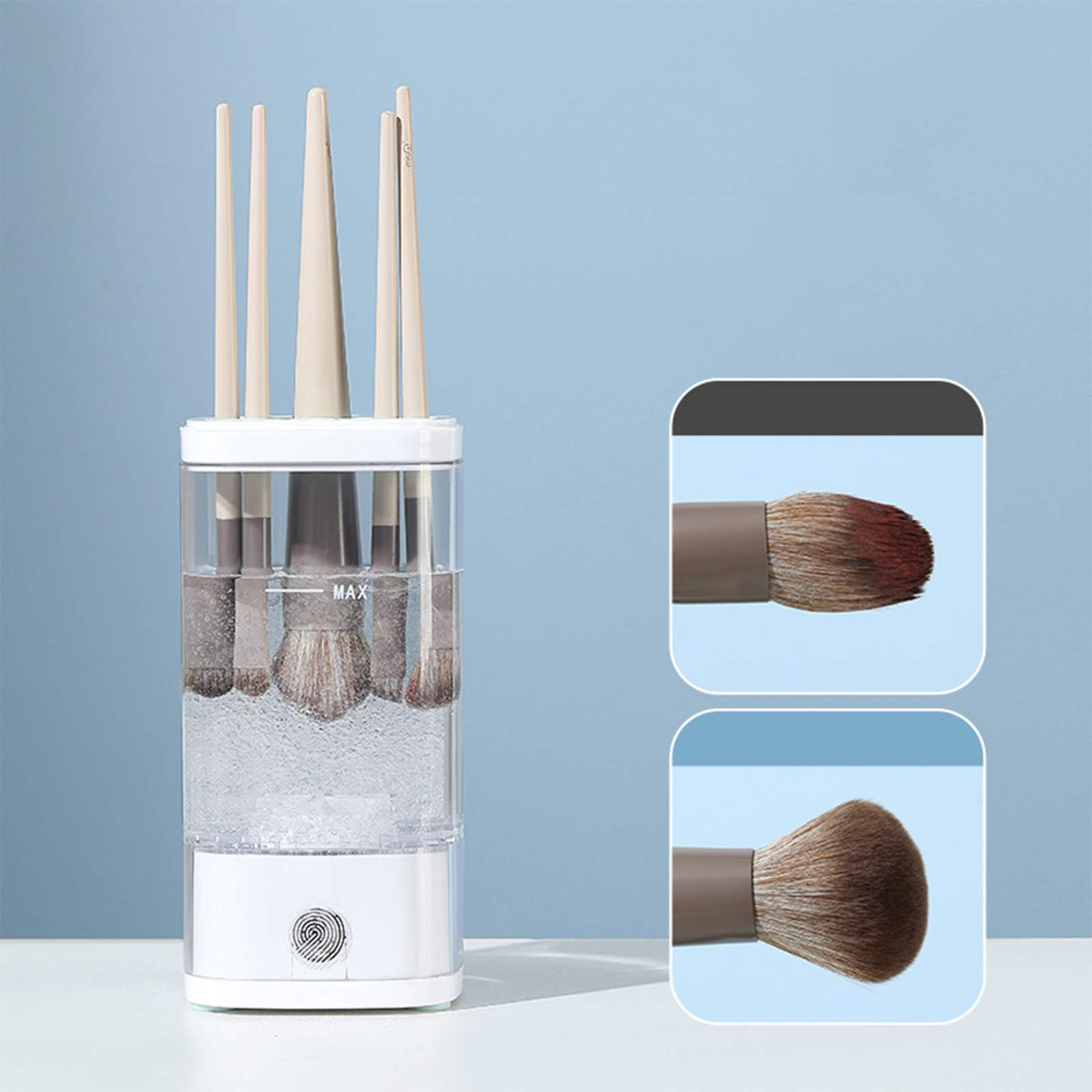 Make-up-Pinselreiniger mit Pinseln im Inneren. Zwei Nahaufnahmen von Pinseln befinden sich auf der rechten Seite. Blauer Hintergrund, weiße Oberfläche.