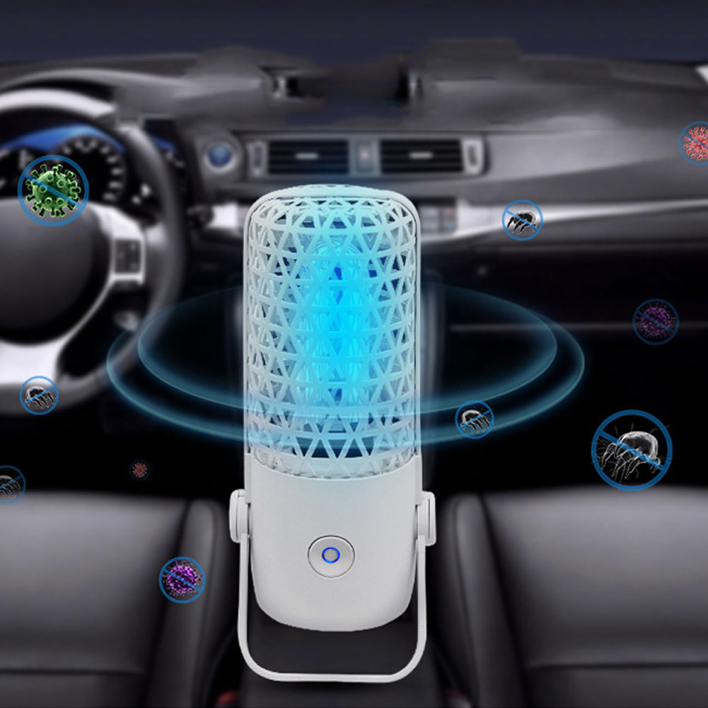 Ein weißer Luftreiniger mit blauem Licht im Inneren, in einem Auto. Illustrative Ikonen von Keimen und Viren umgeben das Gerät.