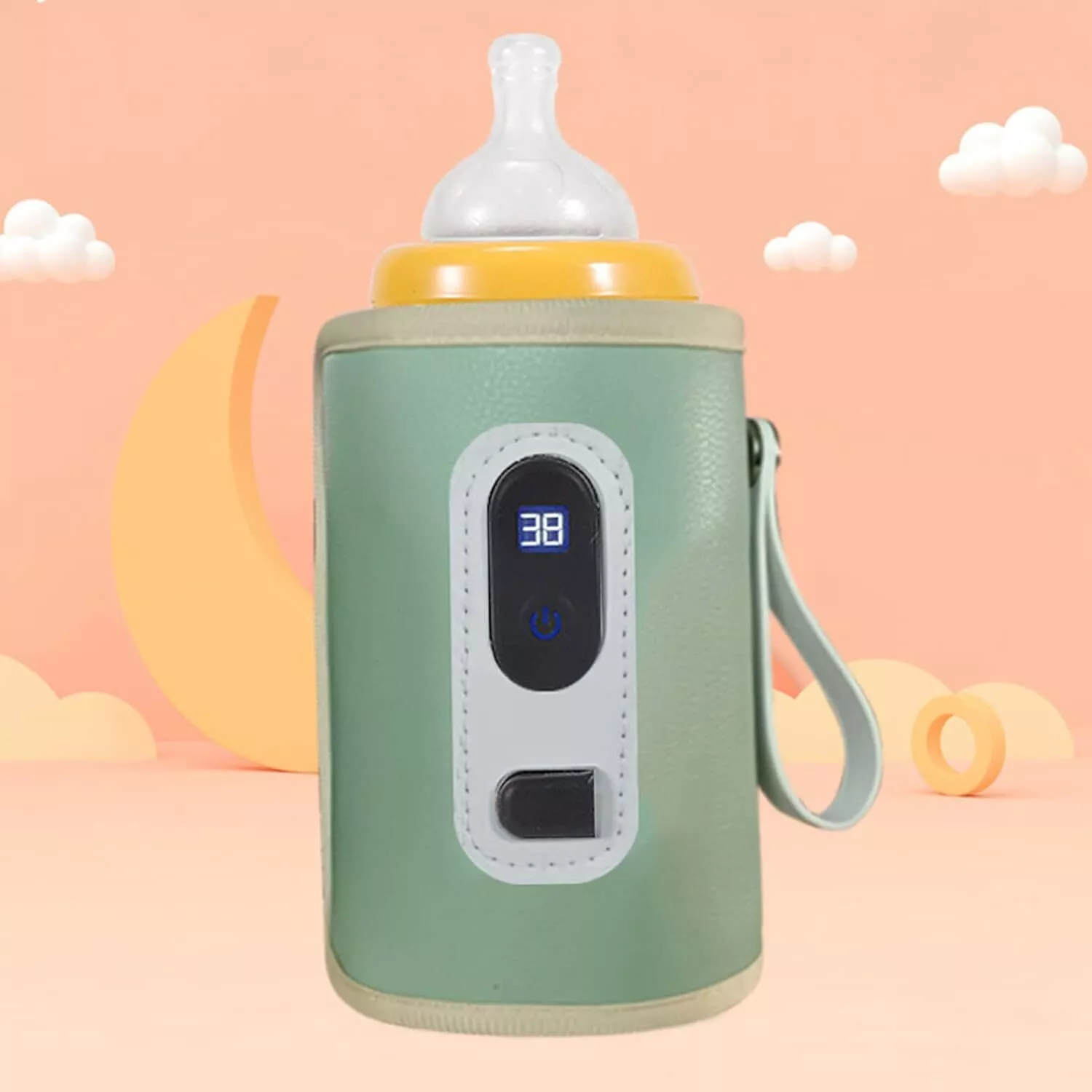 Ein Babyflaschenwärmer. Grüne Flasche mit digitaler Anzeige, die 38 anzeigt. Gelber Kragen, weißer Sauger. Hintergrund mit Wolken und Halbmond.