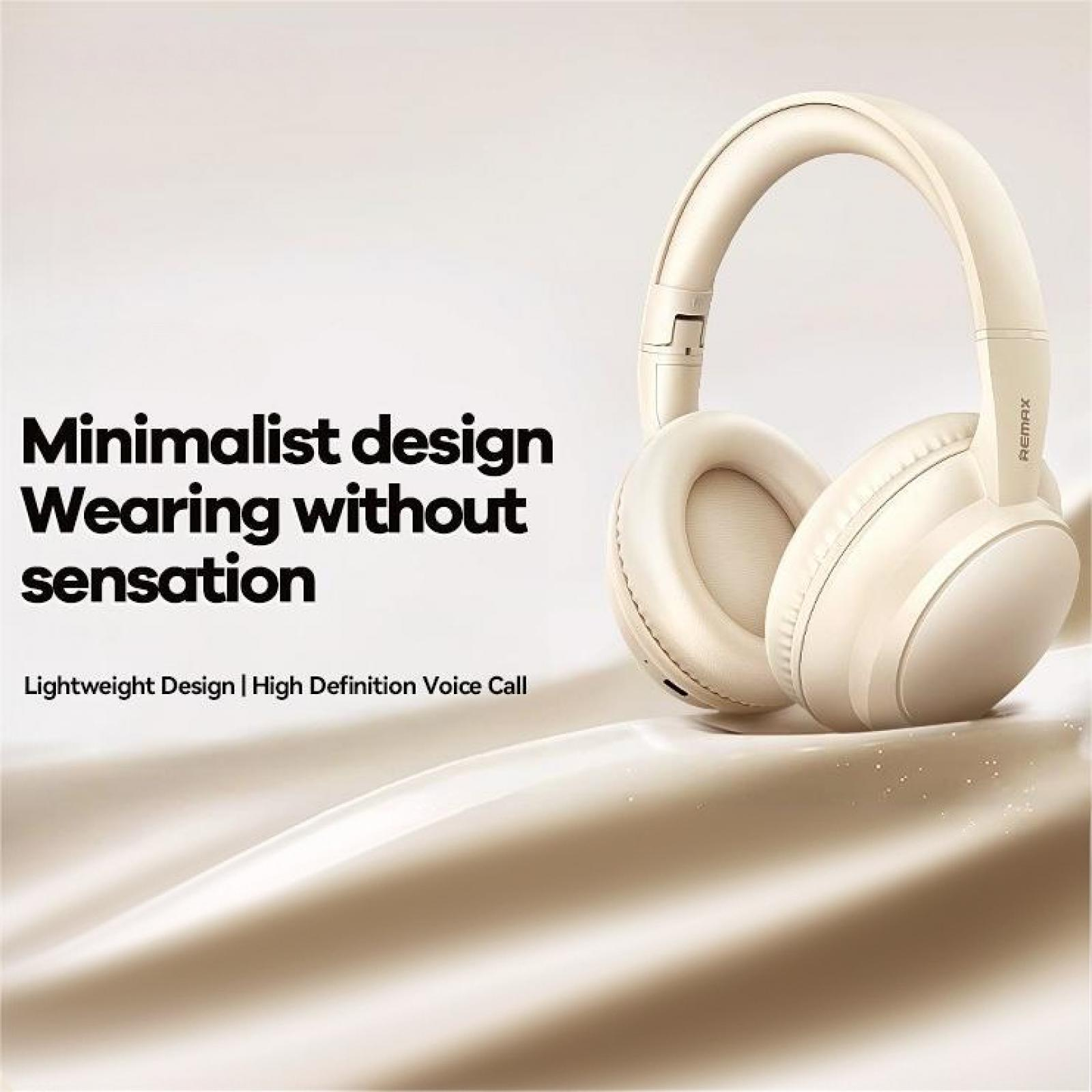 Beige Kopfhörer auf hellem Hintergrund. Text: Minimalistisches Design, Tragen ohne Gefühl. Leichtes Design | High Definition Voice Call.