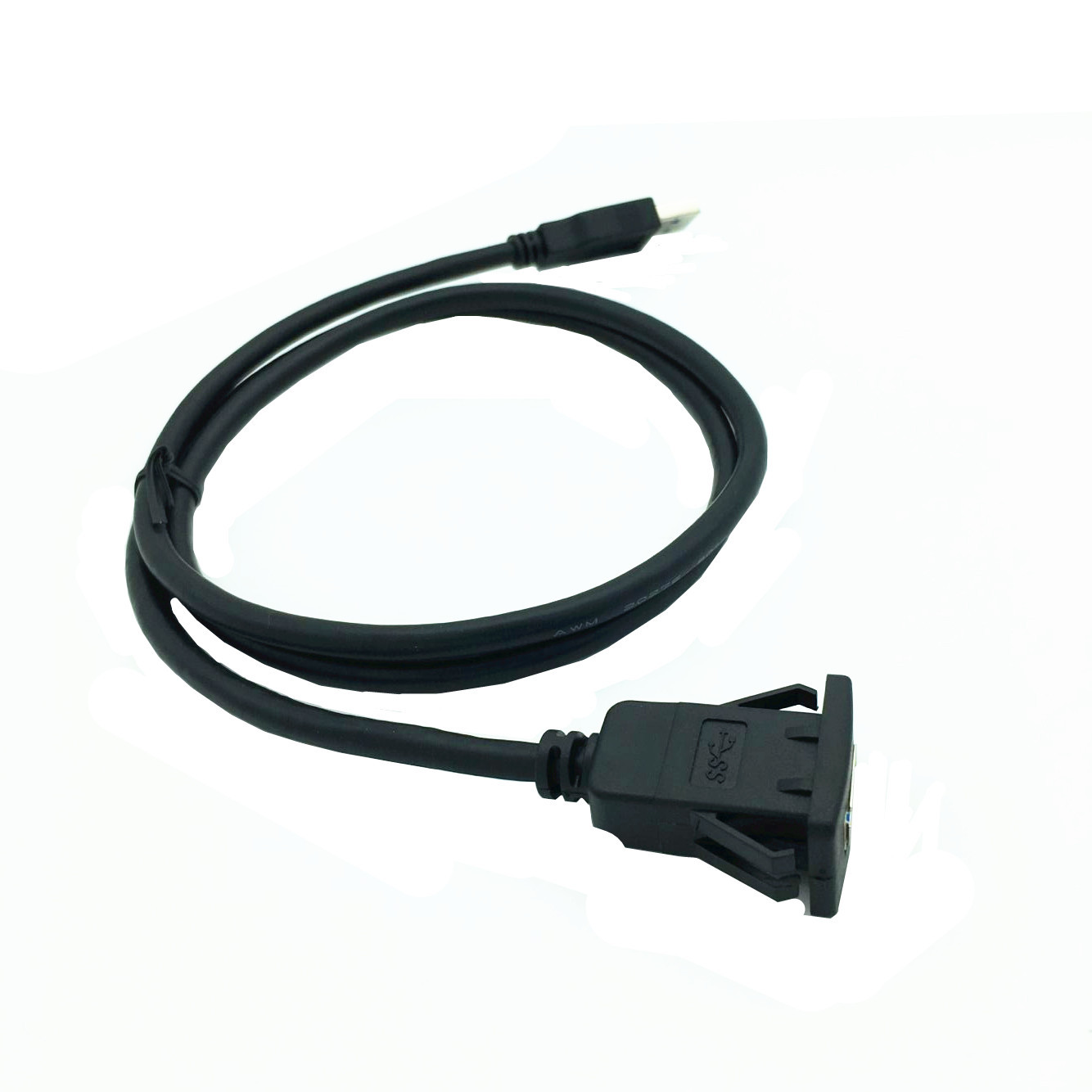 Ein schwarzes USB-Kabel mit einem USB-A-Anschluss an einem Ende und einem USB-B-Anschluss am anderen Ende liegt auf weißem Hintergrund.