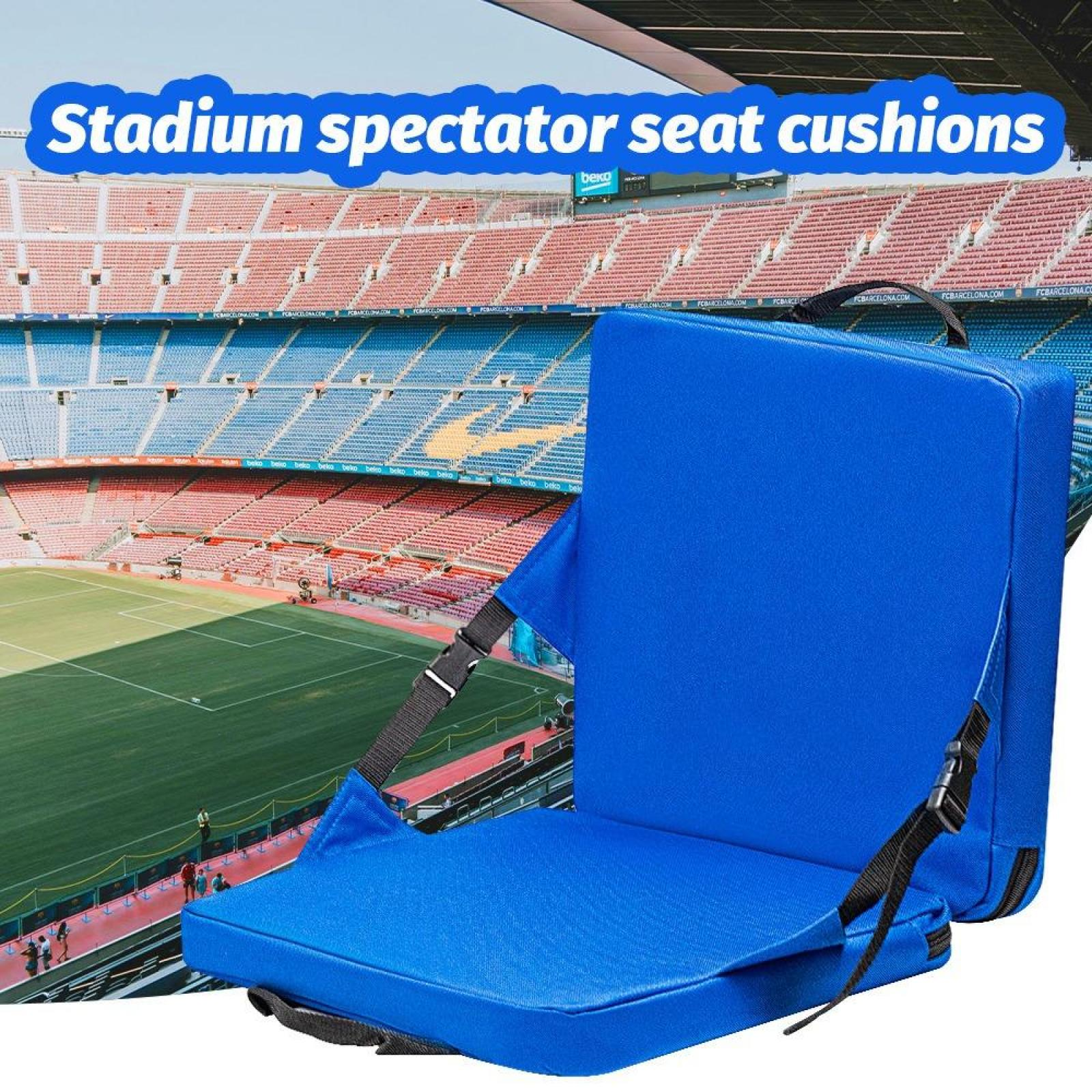 Blaues Sitzkissen für das Stadion mit Stadionhintergrund. Schwarze Riemen und ein Griff sind am Kissen befestigt.