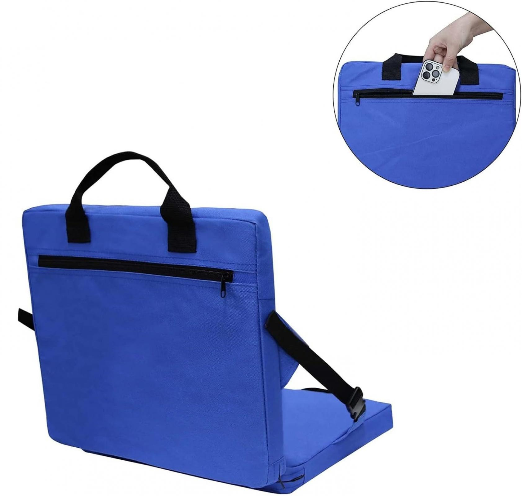 Blauer Klappsitz für das Stadion mit schwarzem Griff und Riemen. Telefon in der Gesäßtasche. Weißer Hintergrund.