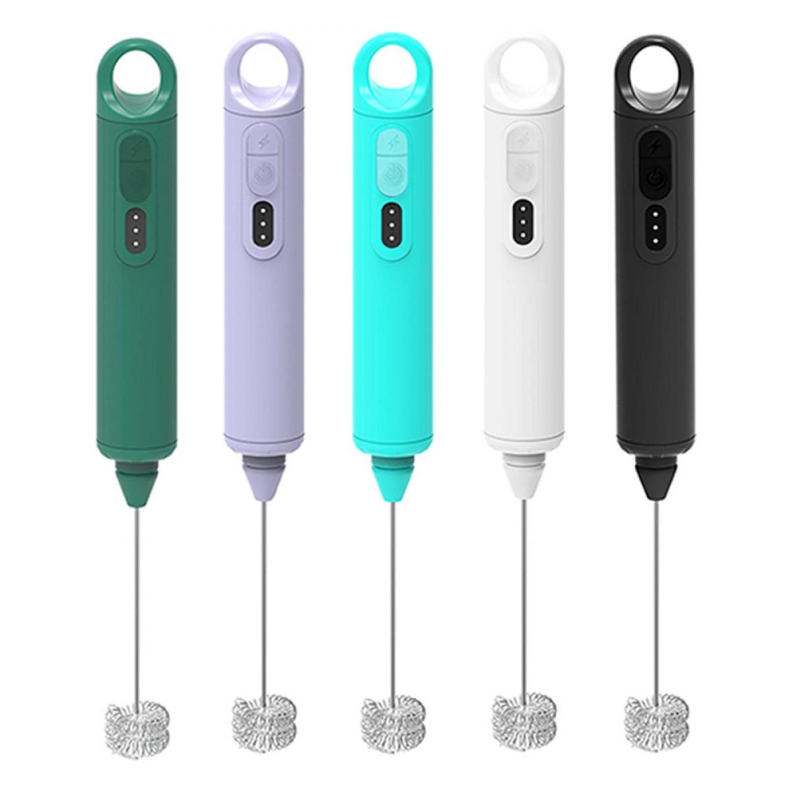 Fünf farbige Handmixer, grün, lila, türkis, weiß und schwarz. Jeder hat einen silbernen Schneebesen. Alle stehen auf weißem Grund.
