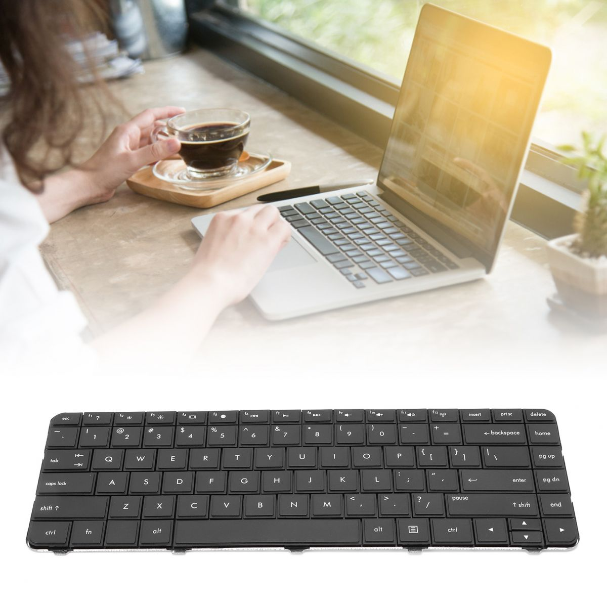 Eine Person benutzt einen Laptop mit einer Kaffeetasse und Tastatur im Vordergrund. Ein Kaktus ist im Hintergrund.