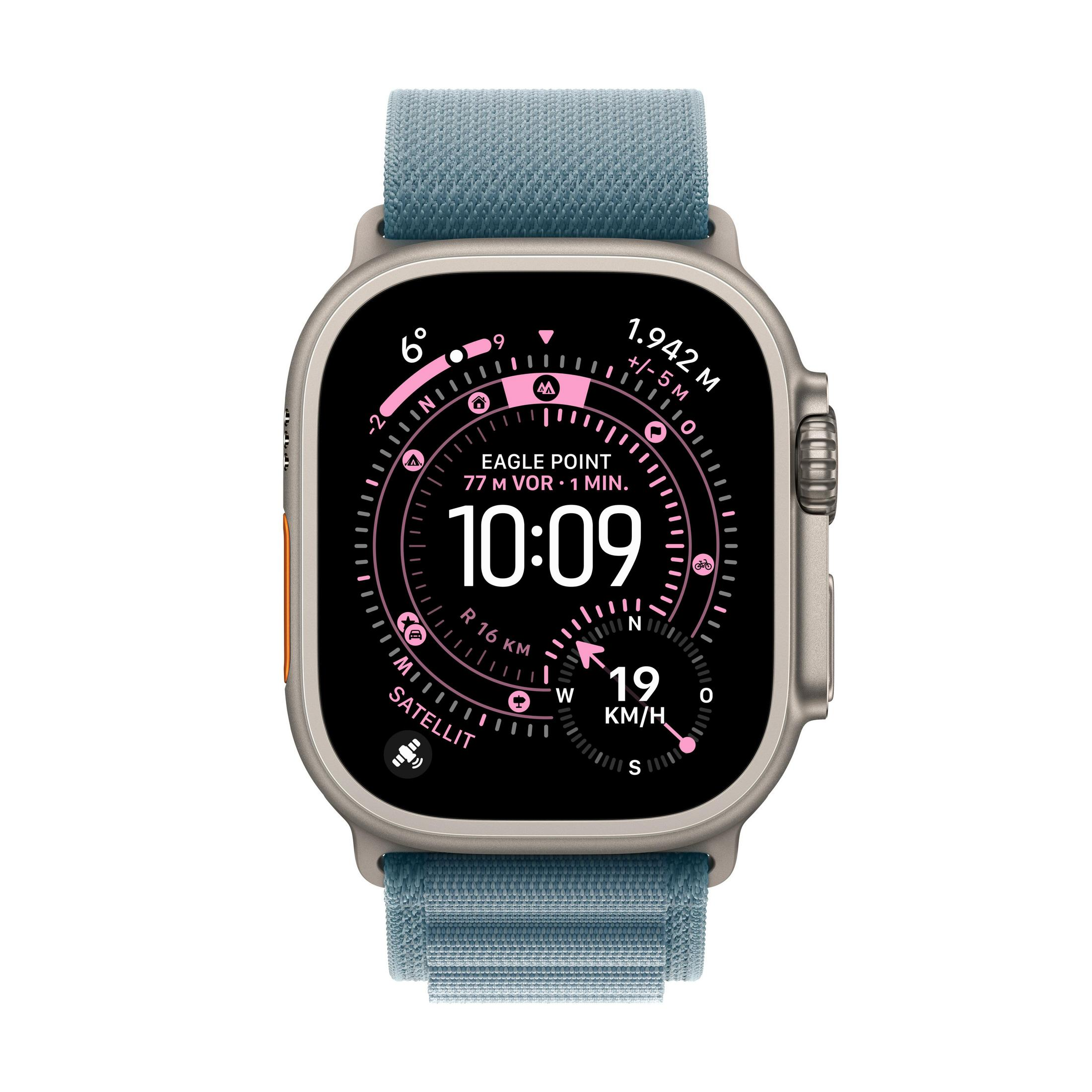 Eine Apple Watch Ultra mit blauem Armband zeigt Zeit, Standortdaten, Geschwindigkeit und andere Messwerte auf einem schwarzen Bildschirm.