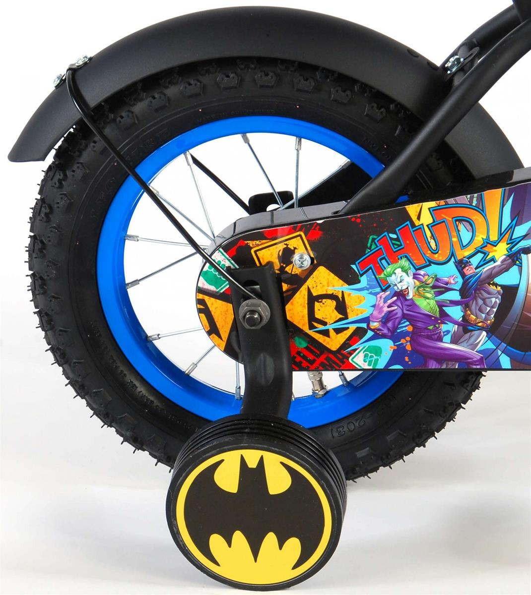 Fahrradrad für Kinder, schwarzer Reifen, blauer Rand. Das Fahrrad hat ein Batman-Thema, mit Joker und Batman auf dem Rahmen.