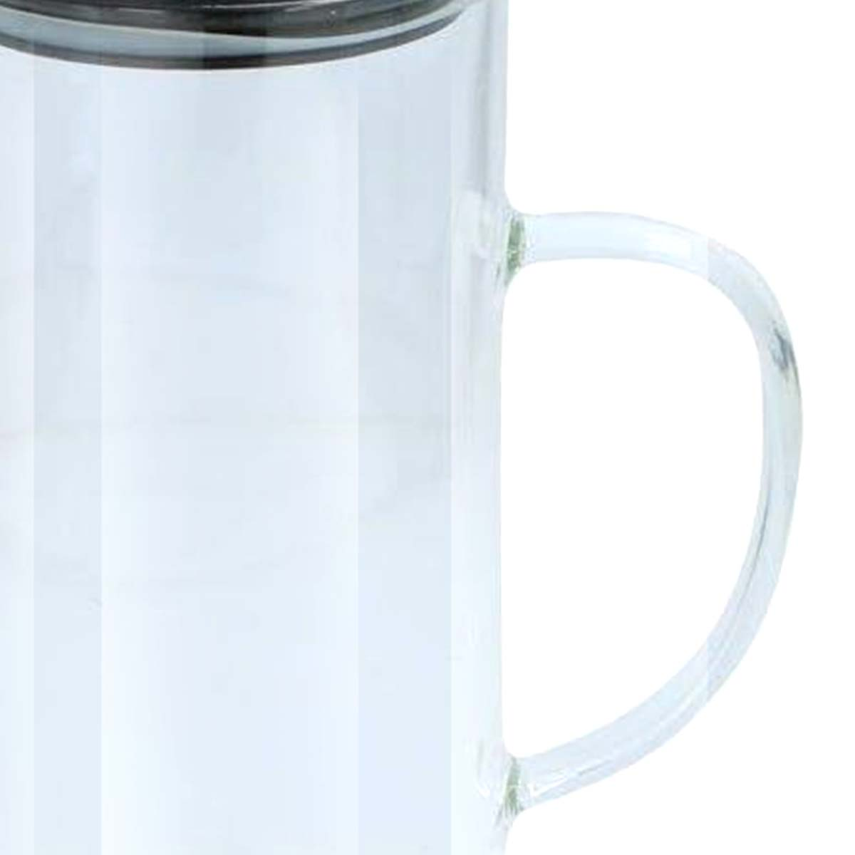 Una tazza di vetro trasparente con manico. La tazza è parzialmente piena. Un bordo scuro è visibile in alto.