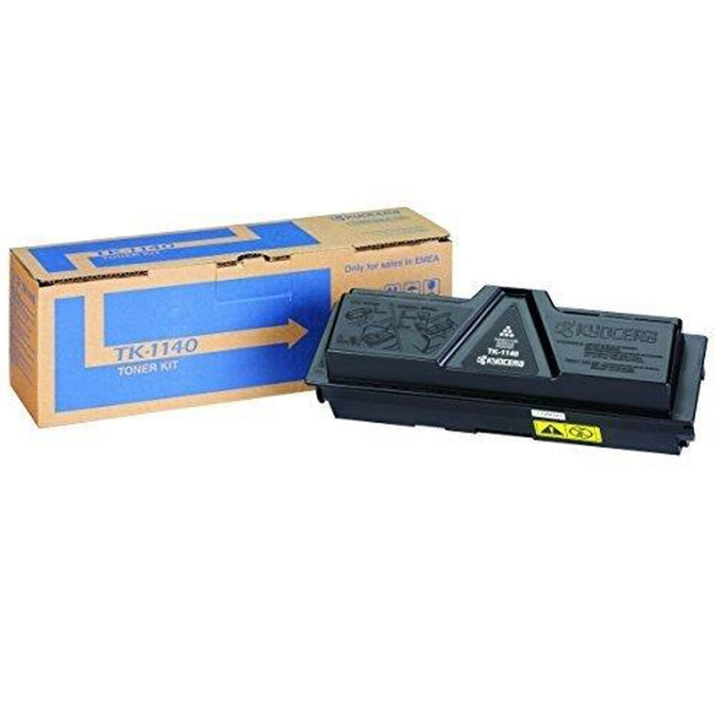 Ein Kyocera TK-1140 Toner-Kit und seine Box. Die Box ist braun und blau. Der Toner ist schwarz.