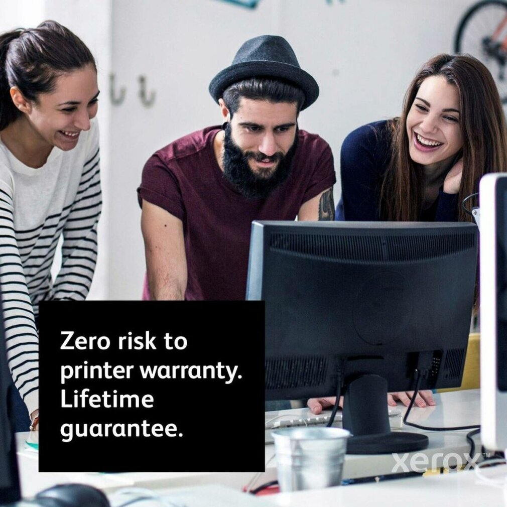 Trzy osoby patrzą na ekran komputera, uśmiechając się. Czarne pole mówi: Zero ryzyka dla gwarancji drukarki. Dożywotnia gwarancja. Logo Xerox.