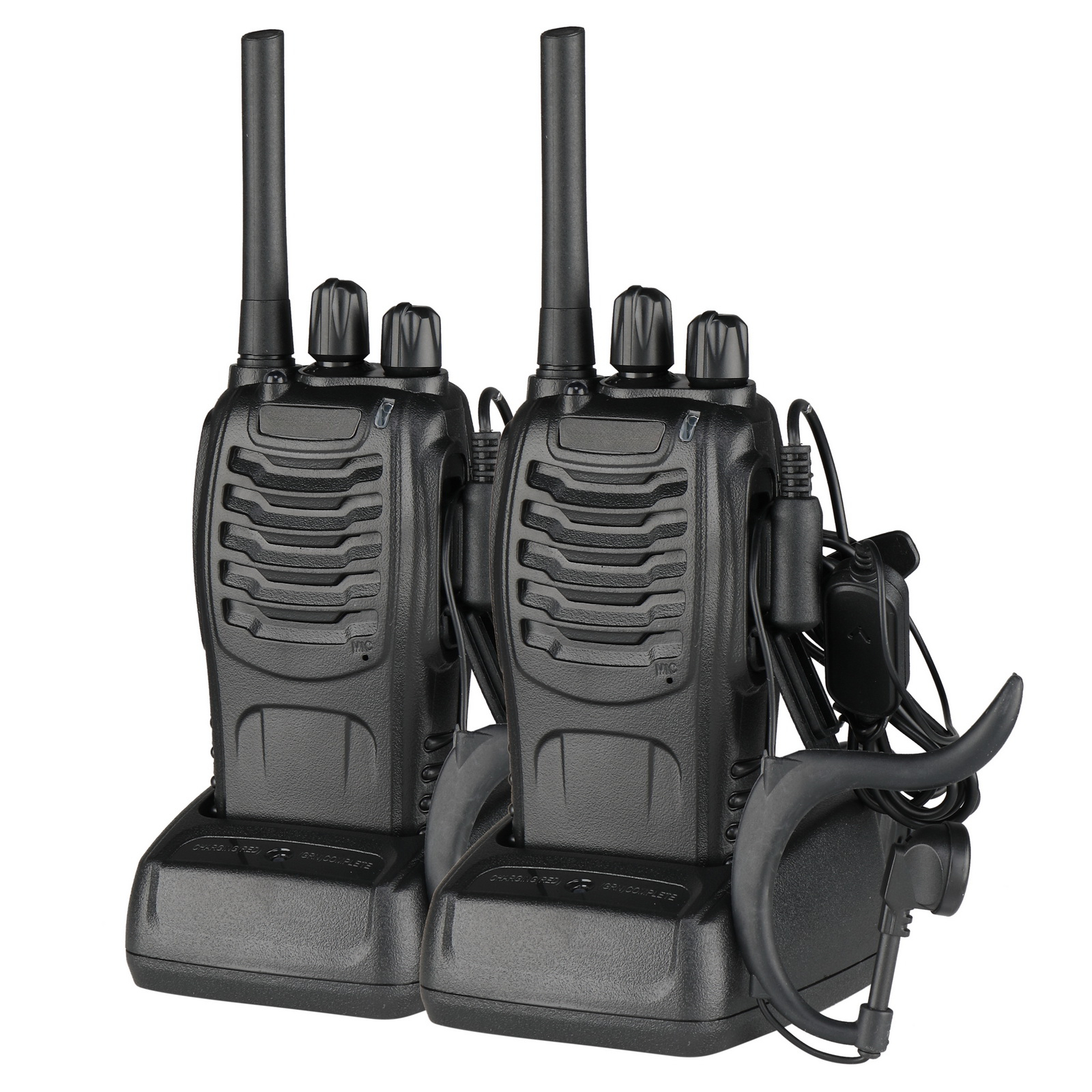 Zwei schwarze Walkie-Talkies mit Antennen und Ladestationen. Eines hat ein Headset. Isoliert auf weißem Hintergrund.