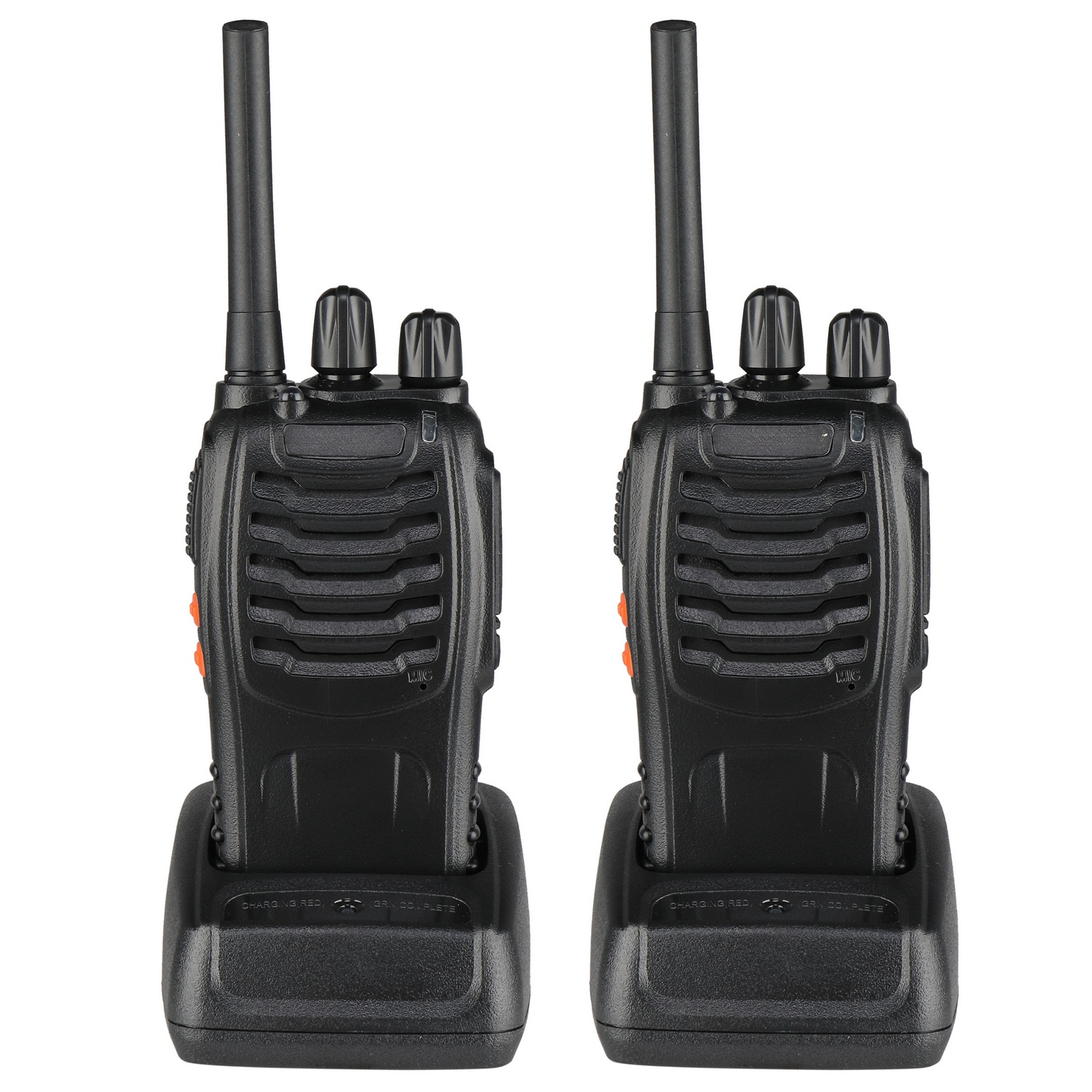 Zwei schwarze Walkie-Talkies mit Antennen, Knöpfen und orangefarbenen Knöpfen, die auf schwarzen Ladestationen liegen.