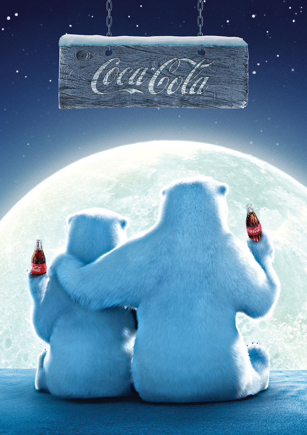 İki kutup ayısı, Coca-Cola şişeleri tutarak sarılıyor, bir tabelanın altında. Dolunay ve yıldızlı gece sahneyi oluşturuyor.