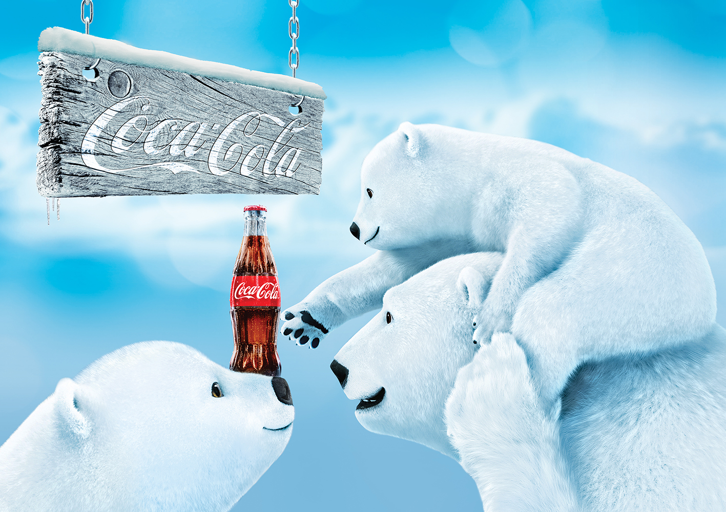 Burnunda bir Coca-Cola şişesi olan üç kutup ayısı. Üzerinde Coca-Cola logosu bulunan bir tabela asılı. Mavi gökyüzü arka planı.