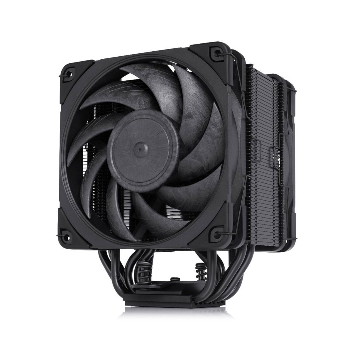 Czarny cooler CPU z wentylatorem i radiatorem. Wentylator ma zakrzywione łopatki. Widoczne są przewody i elementy montażowe.