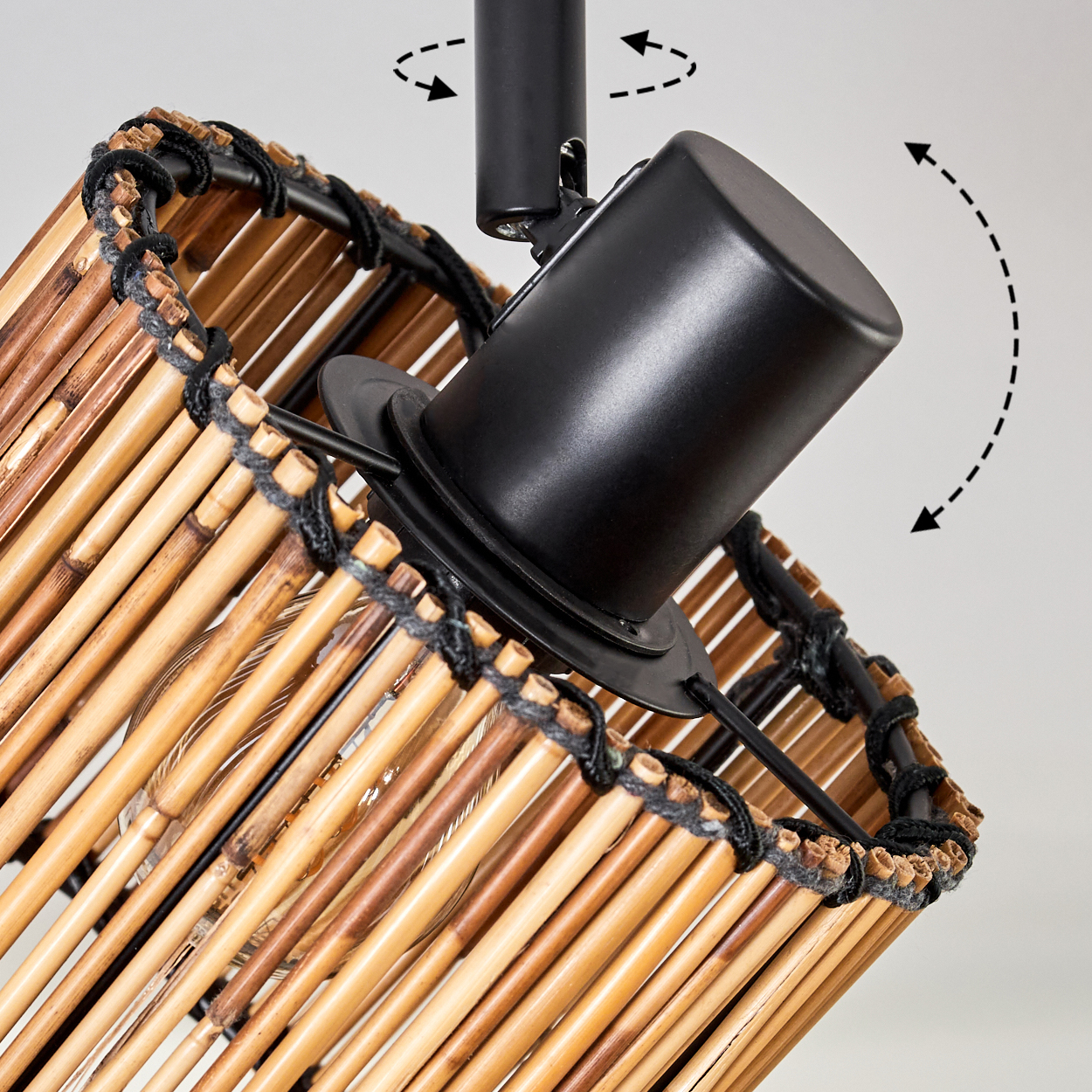 Ein Lampenschirm aus Bambus mit schwarzem Metallrahmen. Pfeile zeigen die Dreh- und Einstellmöglichkeiten der Lampe. Der Hintergrund ist weiß.