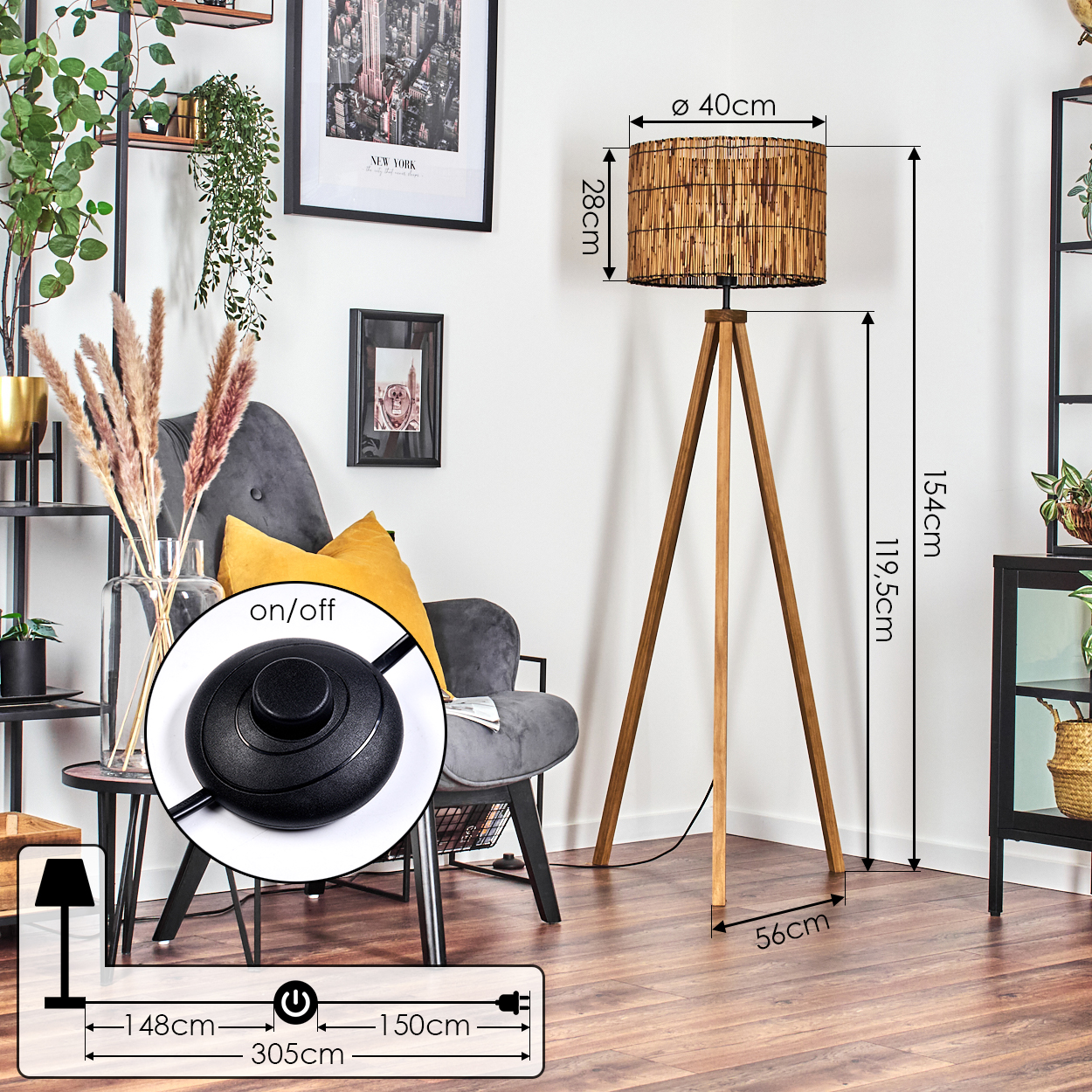 Eine Holz-Stativ-Stehlampe mit gewebtem Schirm steht in einem Raum. Ein grauer Sessel mit gelbem Kissen und ein Beistelltisch.