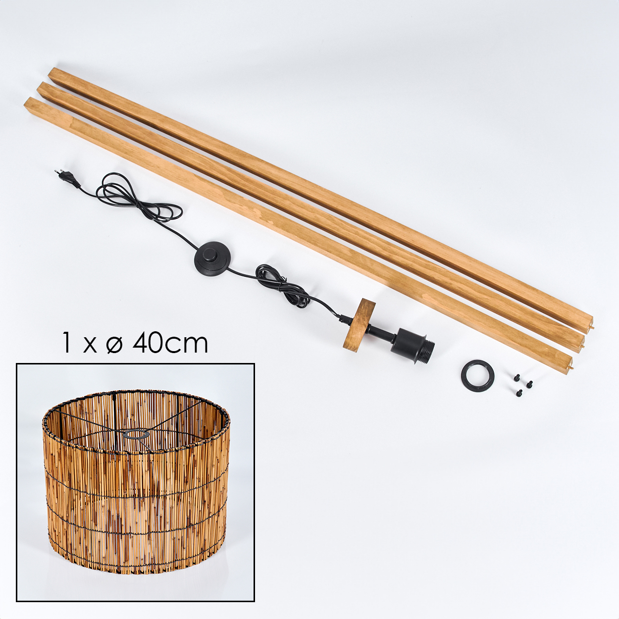 Teile einer Stehlampe. Holzstangen, schwarzes Kabel, Lampenfassung, Schirm und Schrauben auf weißem Untergrund. Der Schirm ist quadratisch.