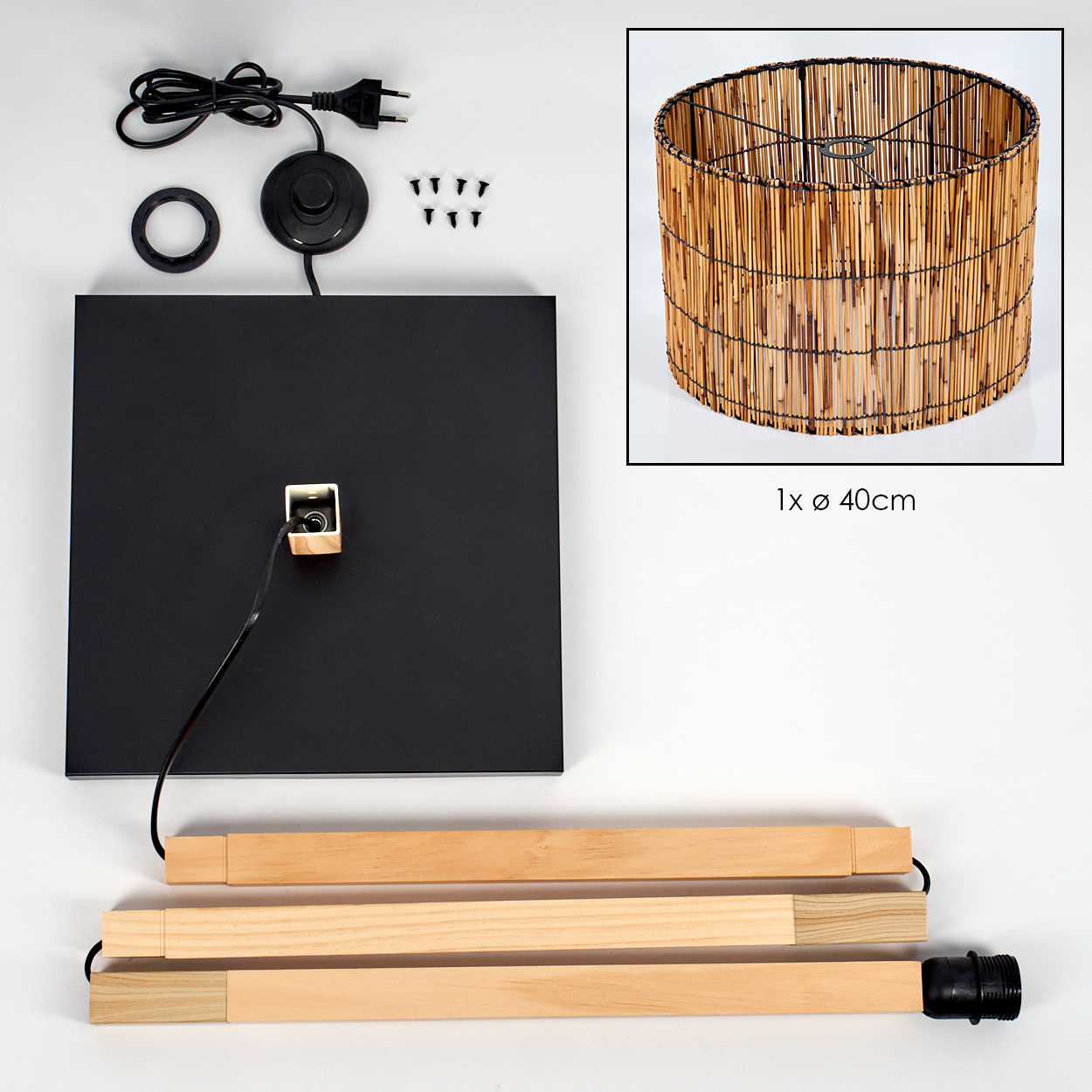 Lampenteile: schwarze quadratische Basis, Holzstangen, Lampenschirm, Kabel, Stecker, Schrauben. Lampenschirm aus dünnen Holzstäben.