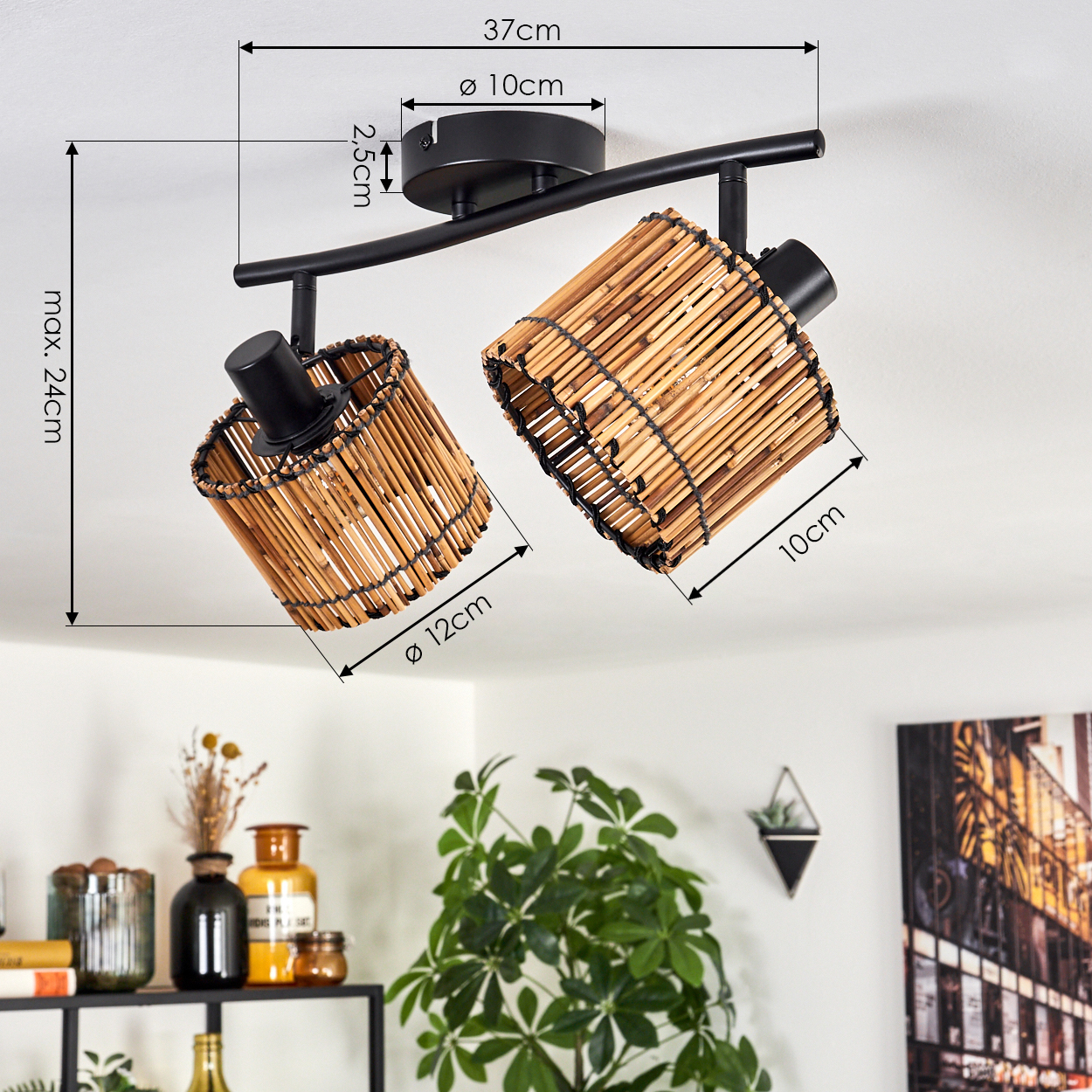Deckenlampe mit zwei Bambusschirmen. Maße sind beschriftet: 37cm, max. 24cm, 10cm, 12cm. Hintergrund hat Pflanzen und ein Gemälde.