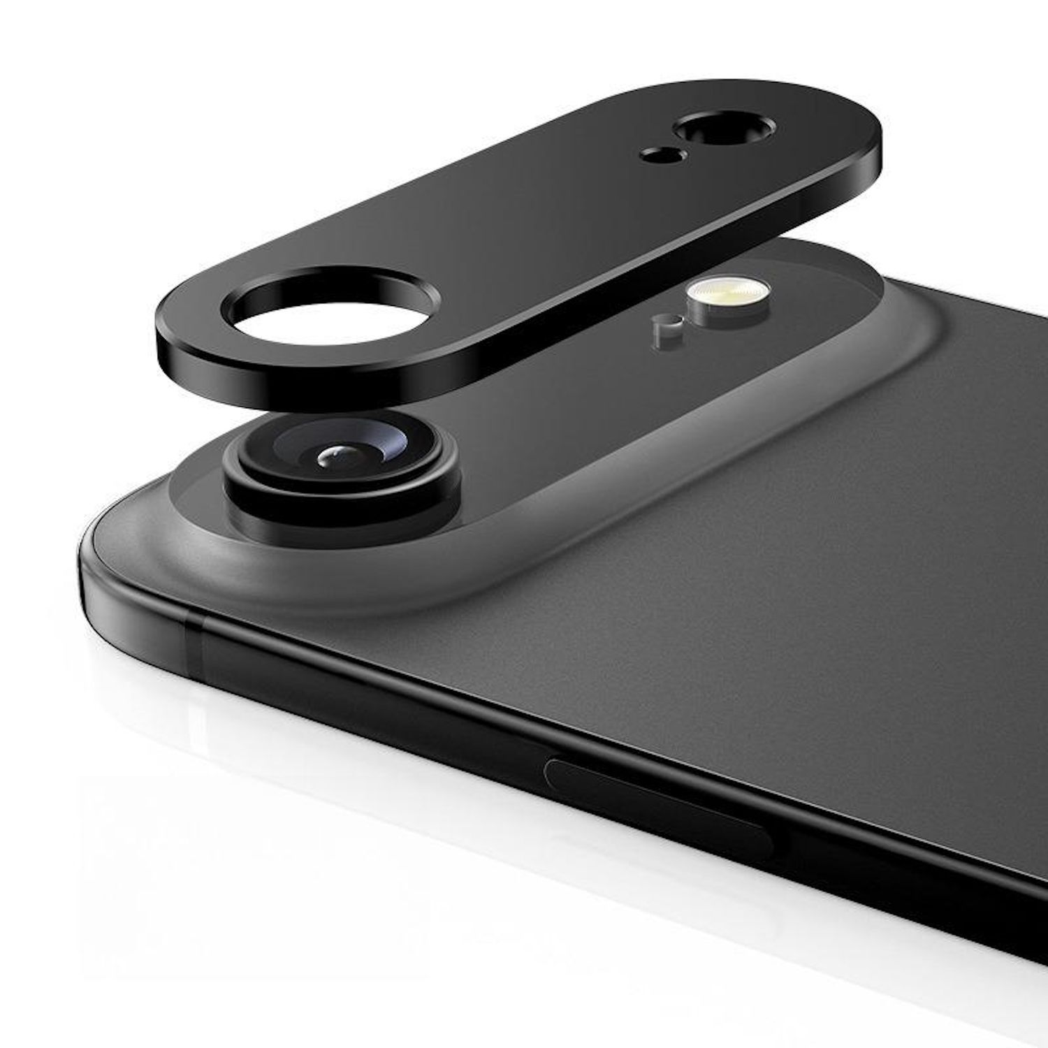 Schwarzes Smartphone mit schwarzem Kameraschutz. Der Schutz hat einen Ring und ein Loch. Das Telefon liegt auf einer weißen Oberfläche.
