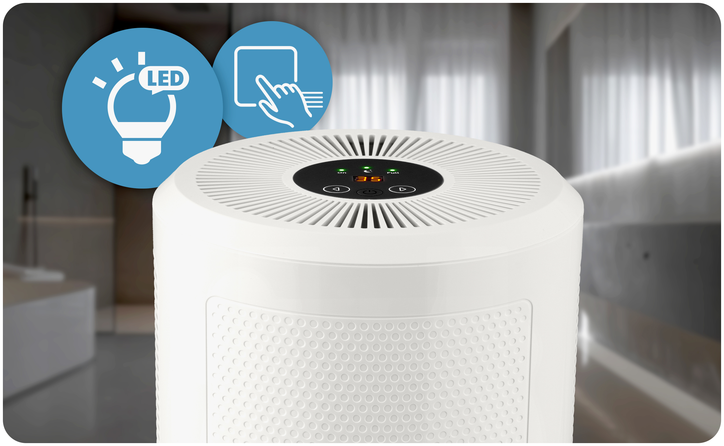 Biały oczyszczacz powietrza z cyfrowym wyświetlaczem, dwoma niebieskimi ikonami, na rozmytym tle.