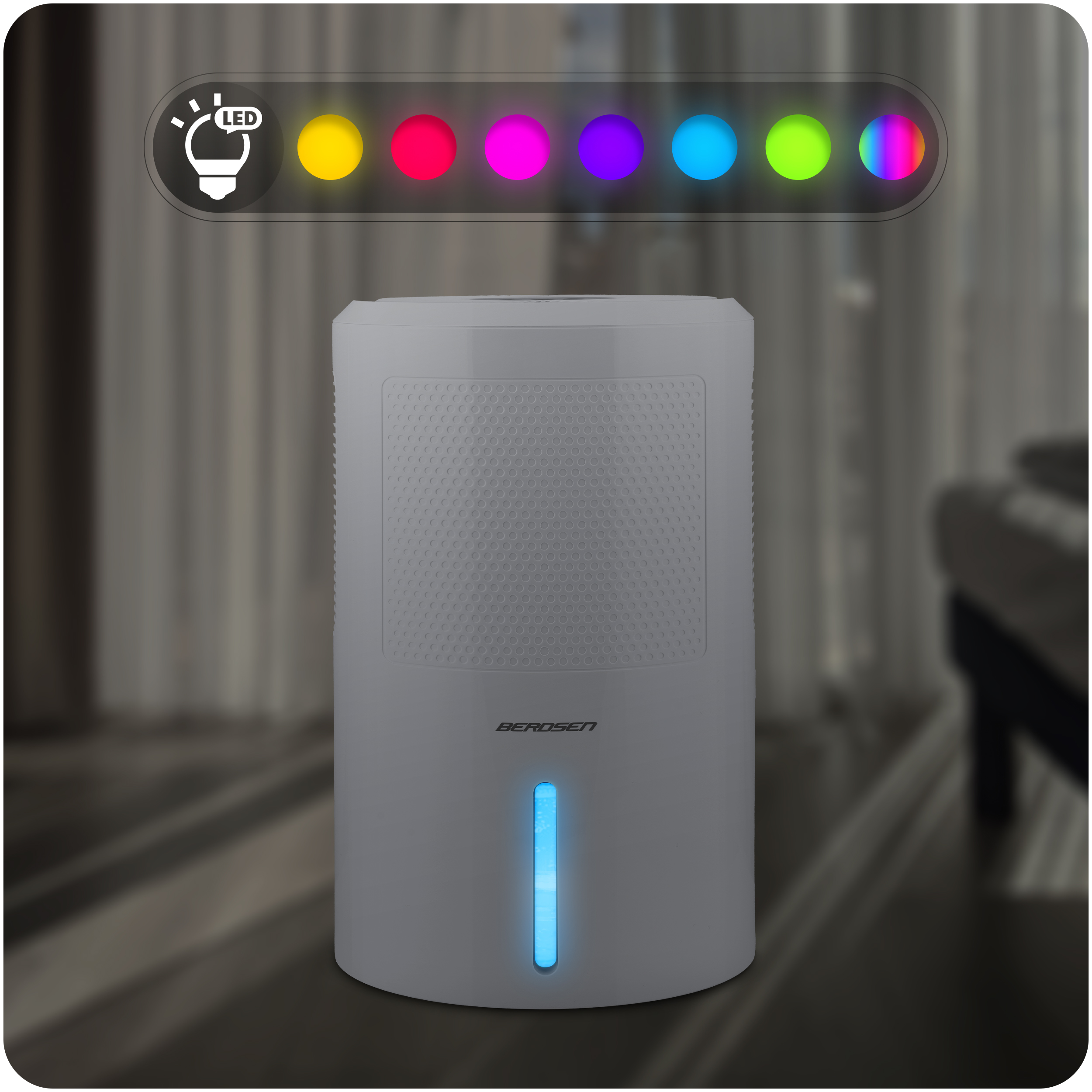Biały oczyszczacz powietrza ze zmieniającymi się kolorami. Światło LED pokazuje różne kolory. Tło to rozmyta zasłona.