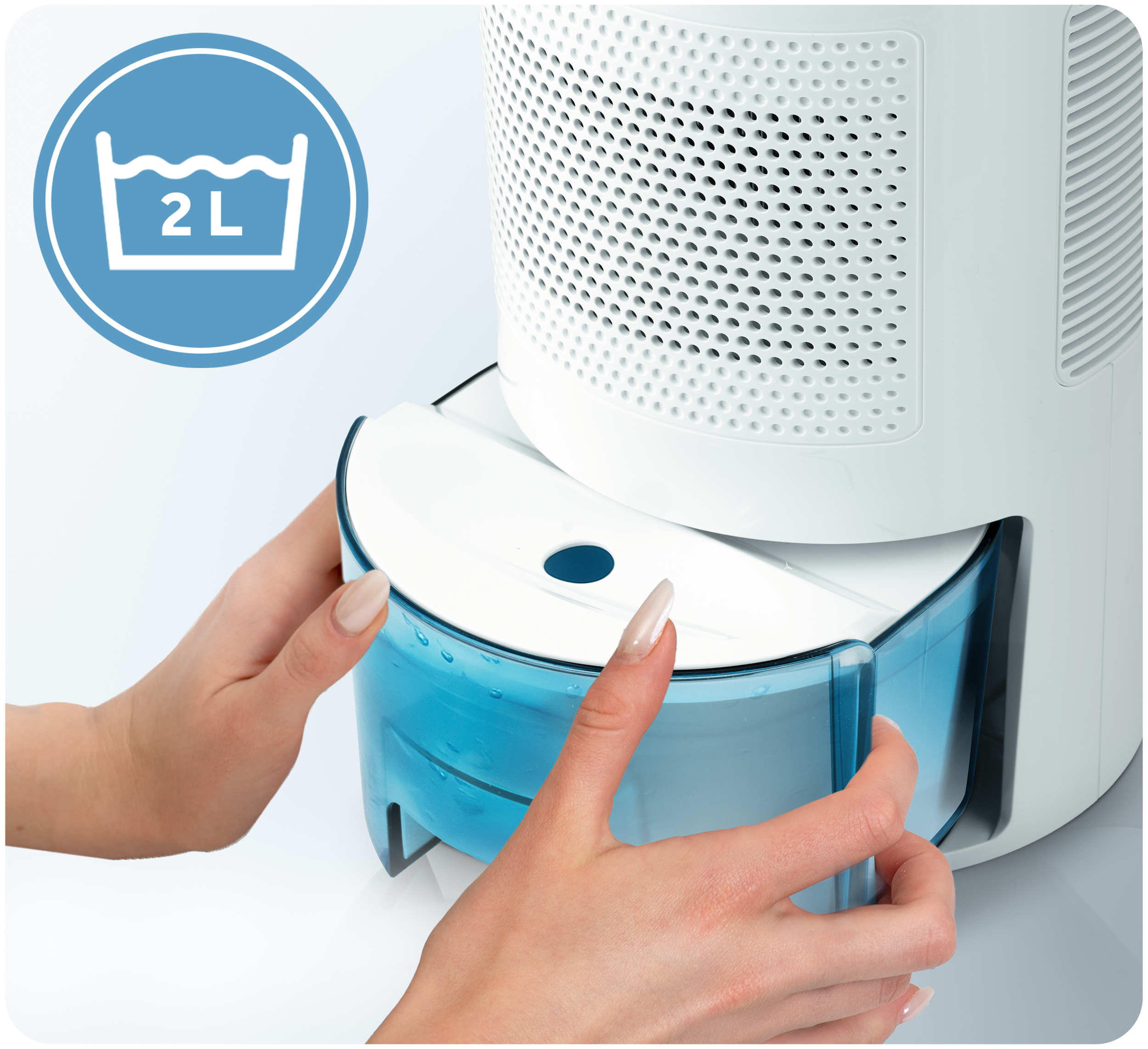 Ręce trzymają niebieski zbiornik na wodę białego osuszacza powietrza. Widoczny jest symbol pojemności 2L.