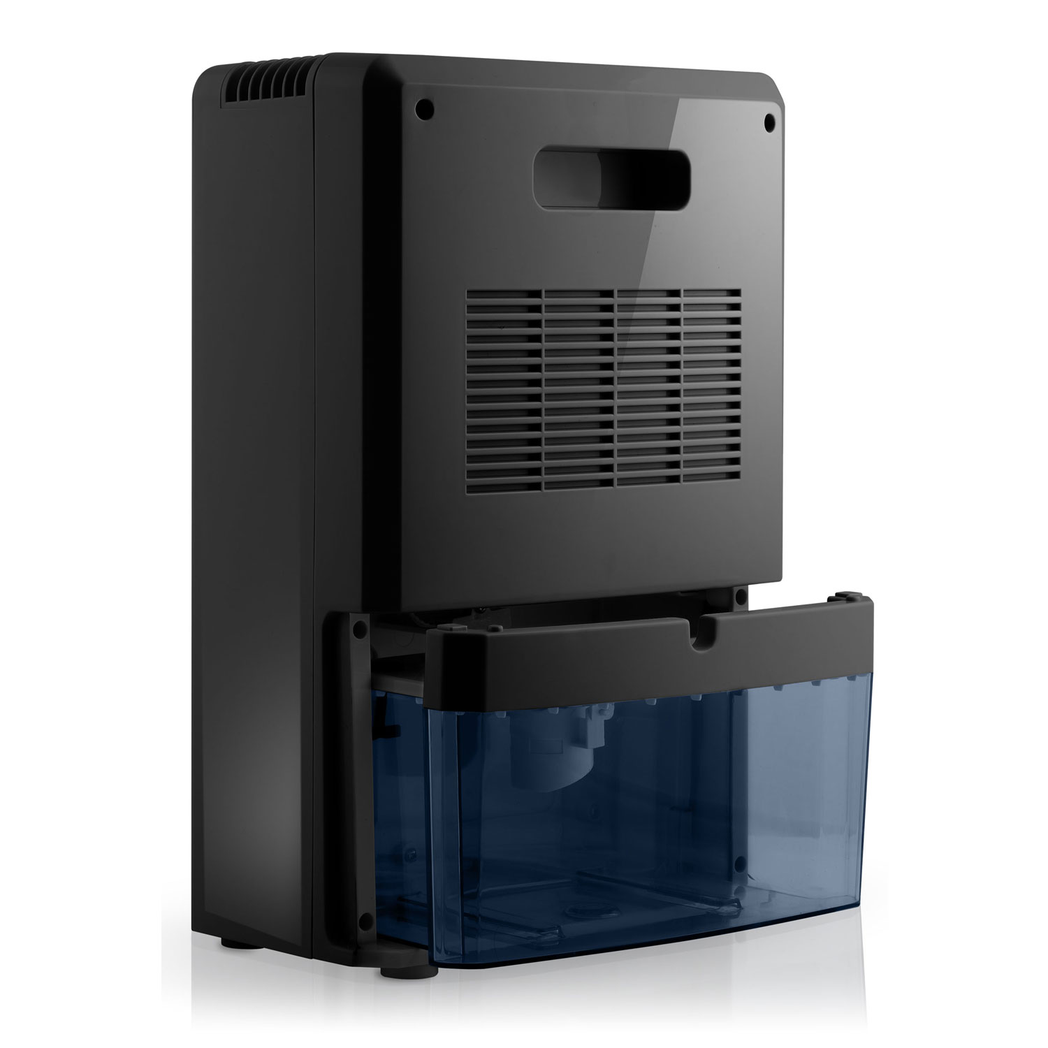 Czarny osuszacz powietrza z niebieskim zbiornikiem na wodę. Urządzenie posiada otwory wentylacyjne i uchwyt. Stoi na białej powierzchni.