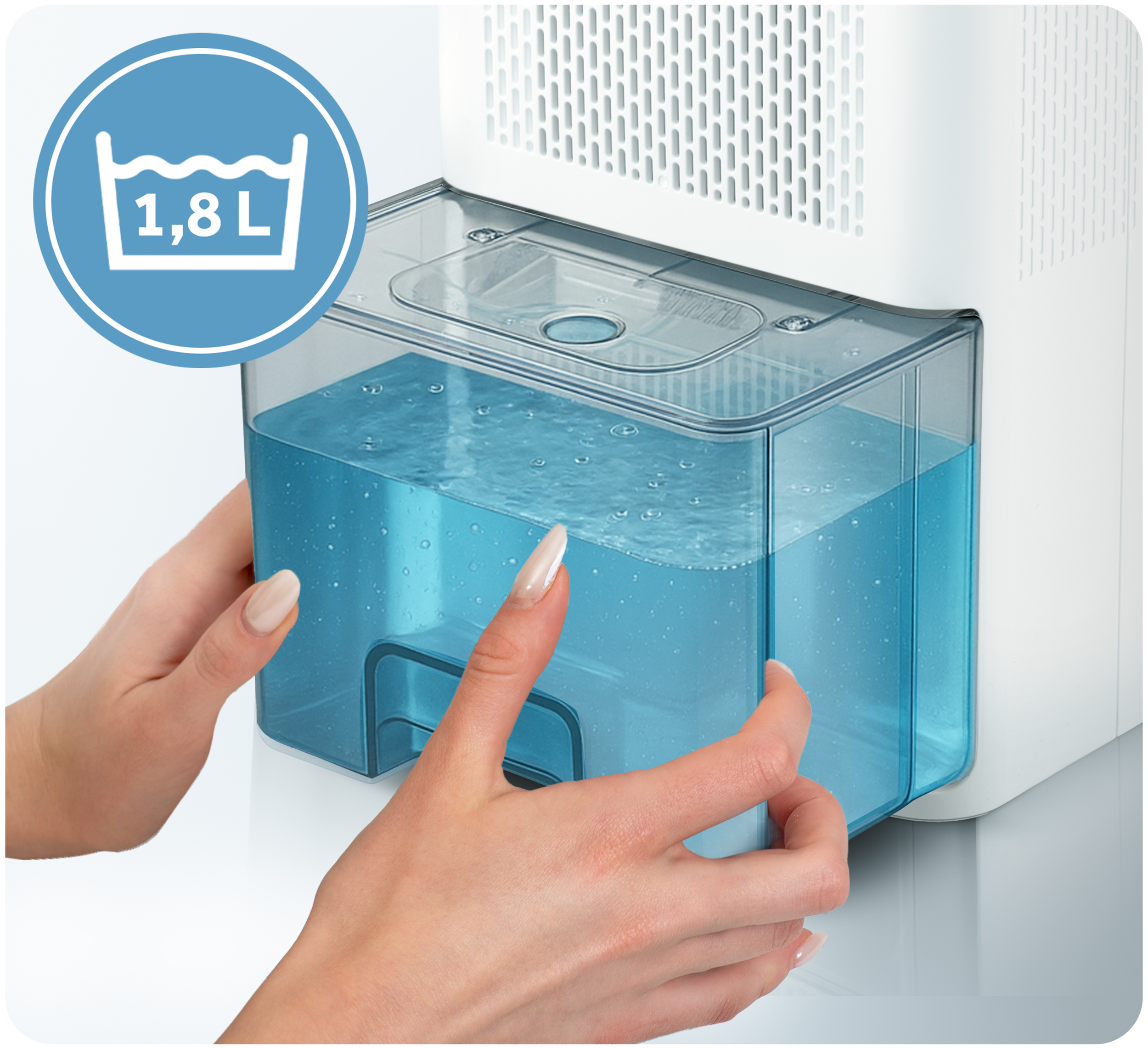 Osoba trzyma przezroczysty zbiornik na wodę wypełniony niebieskim płynem. Obecny jest niebieski okrąg z symbolem prania i napisem 1,8L.