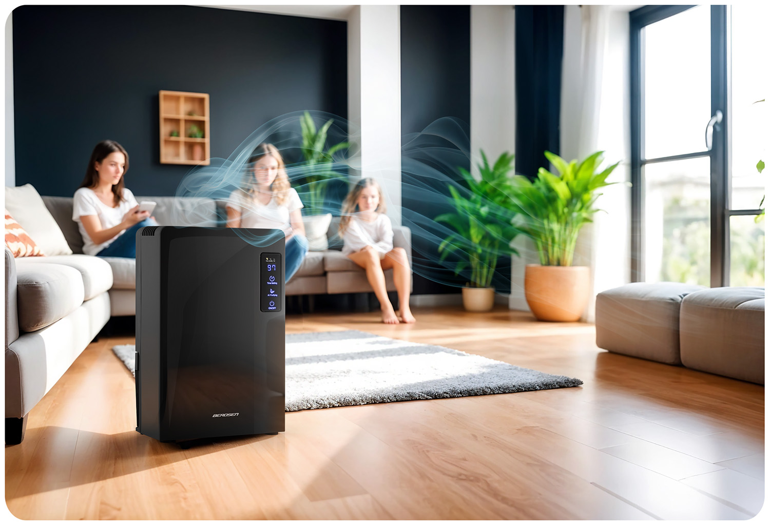 Czarny oczyszczacz powietrza w salonie. Trzy osoby na sofie. Rośliny w tle. Efekt dymu z oczyszczacza powietrza.