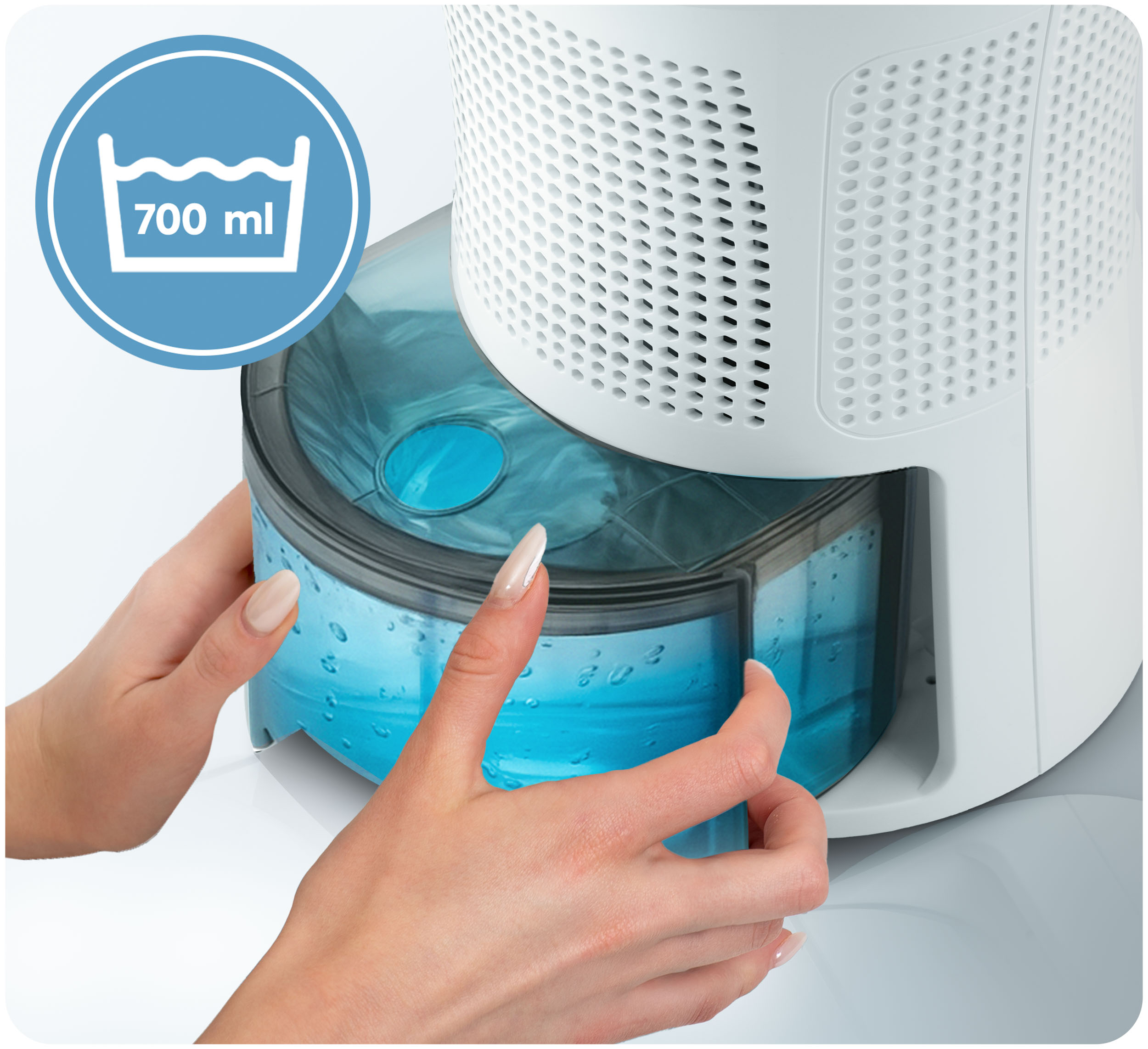 Ręce wyciągają zbiornik na wodę z białego oczyszczacza powietrza. Niebieskie koło pokazuje instrukcje prania i 700 ml.