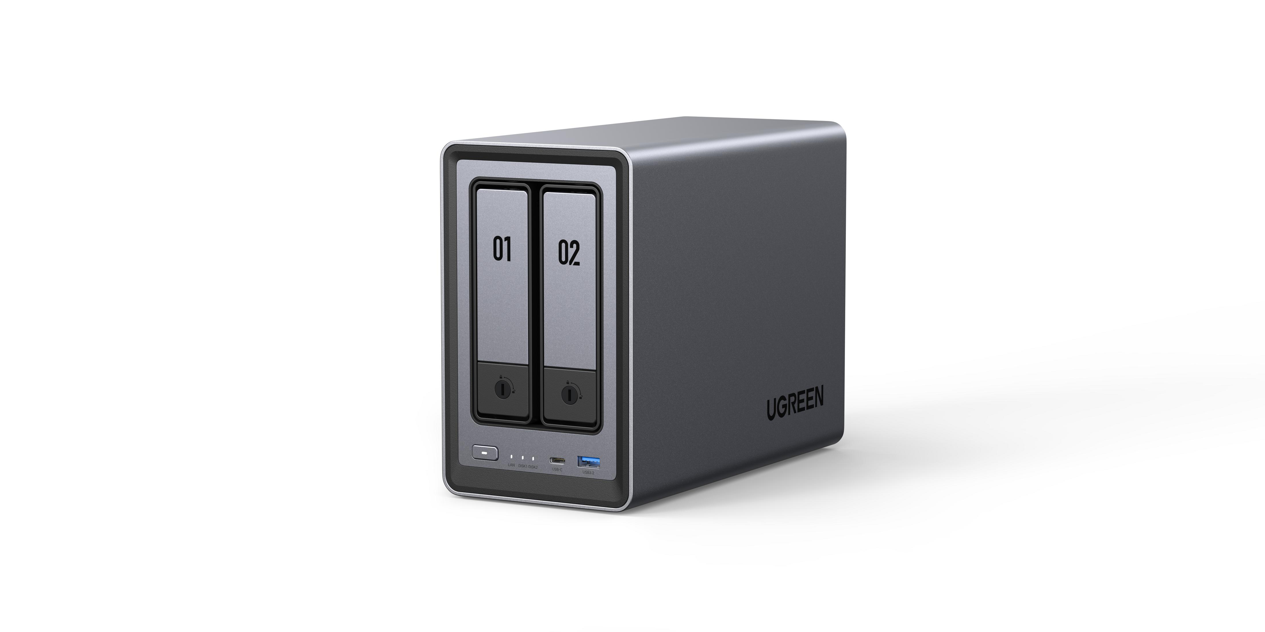 Szara obudowa dysku twardego UGREEN z gniazdami oznaczonymi 01 i 02. Leży na białym tle ze wskaźnikami.