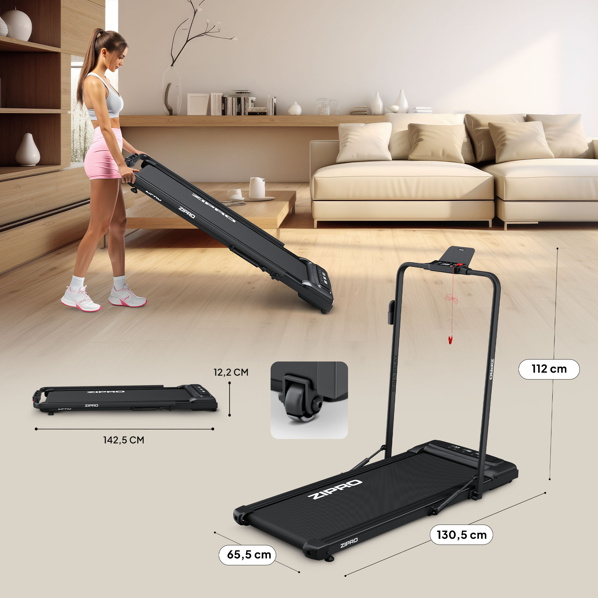 Frau hält ein schwarzes Zipro-Laufband. Abmessungen werden angezeigt. Der Hintergrund zeigt ein Wohnzimmer mit Sofa und Regalen.
