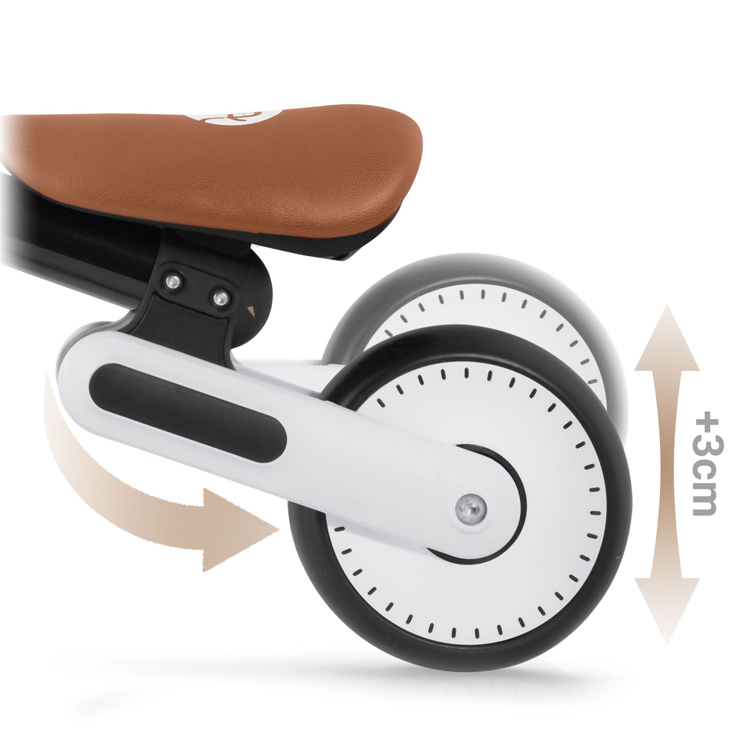 Rowerek biegowy dla dziecka z brązowym siedzeniem, białą ramą i czarnymi kołami. Strzałka pokazuje regulację wysokości +3cm.
