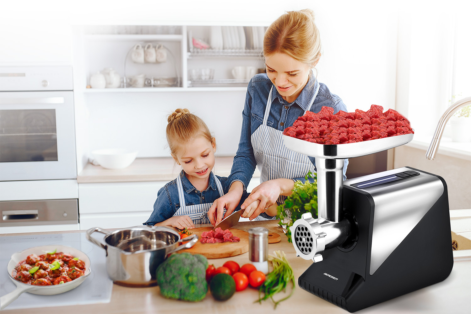 Kobieta i dziecko przygotowują jedzenie w kuchni. Widoczna jest maszynka do mięsa. Siekane mięso na desce do krojenia.