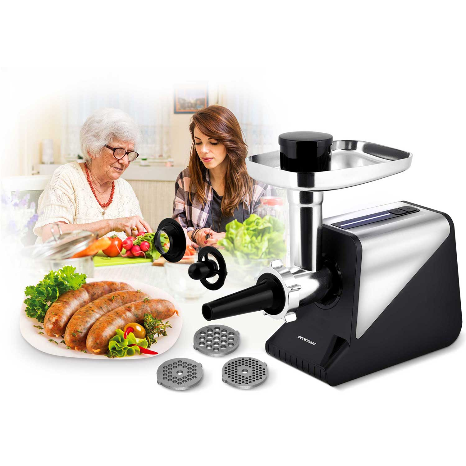 Dwie kobiety przygotowują jedzenie. Maszynka do mięsa po prawej stronie. Kiełbasy na talerzu i warzywa są widoczne.