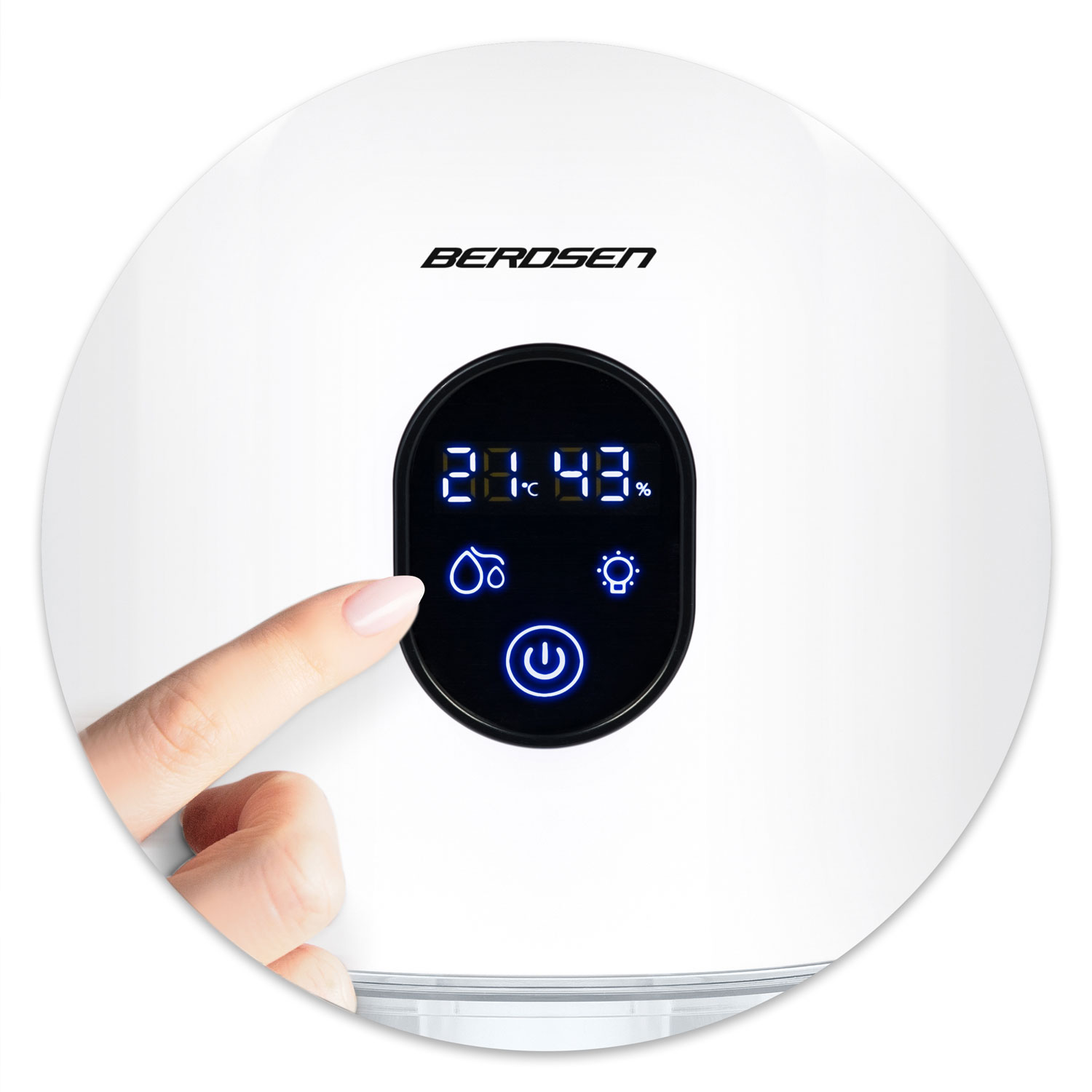 Ręka dotyka wyświetlacza nawilżacza. Pokazuje temperaturę i wilgotność. Urządzenie jest białe z czarnym wyświetlaczem.
